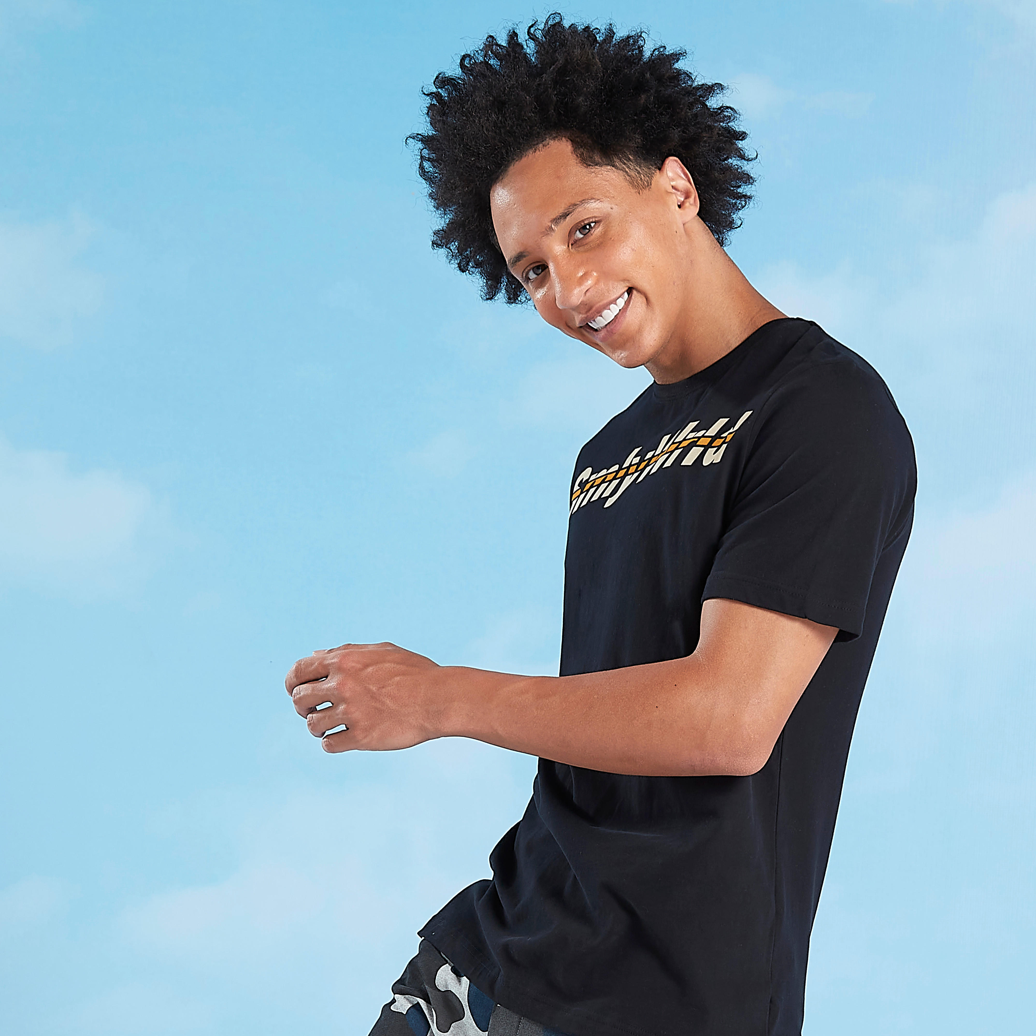 تيشيرت بياقة ضيّقة وأكمام قصيرة وطبعات سمايلي وورلد-men-clothing-tshirtsandpolos-tshirts-image-3