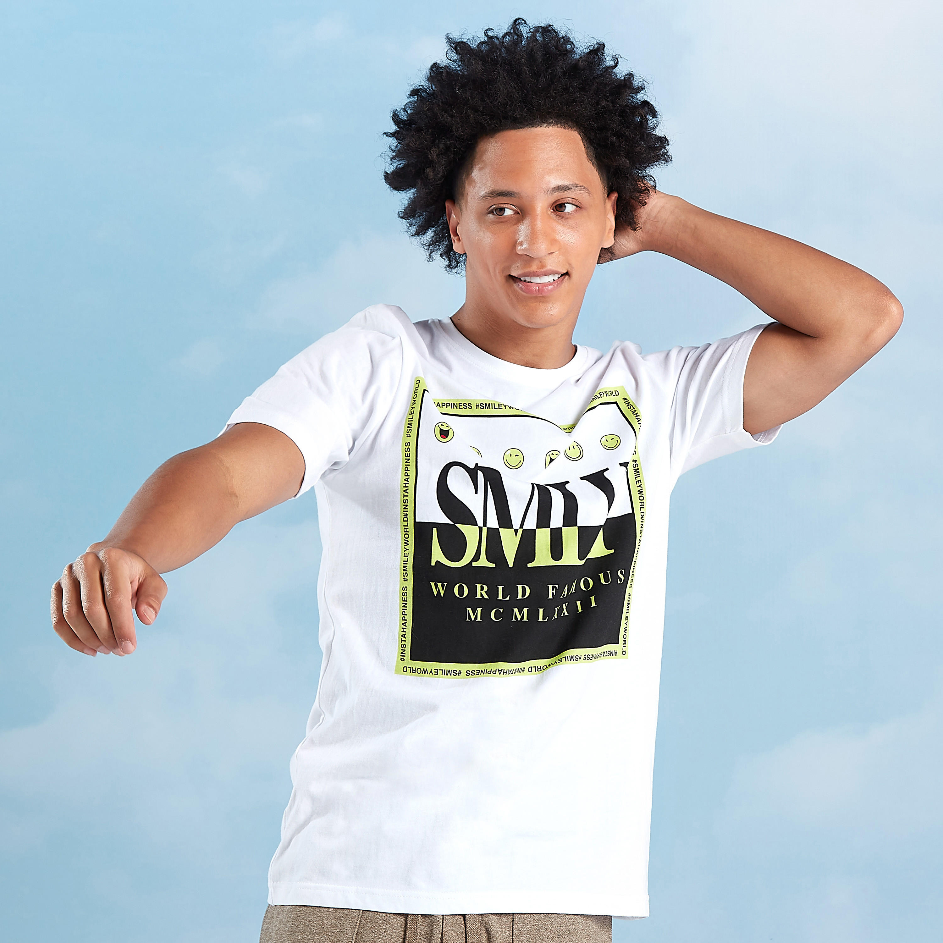 تيشيرت بياقة ضيّقة وأكمام قصيرة وطبعات سمايلي وورلد-men-clothing-tshirtsandpolos-tshirts-image-4