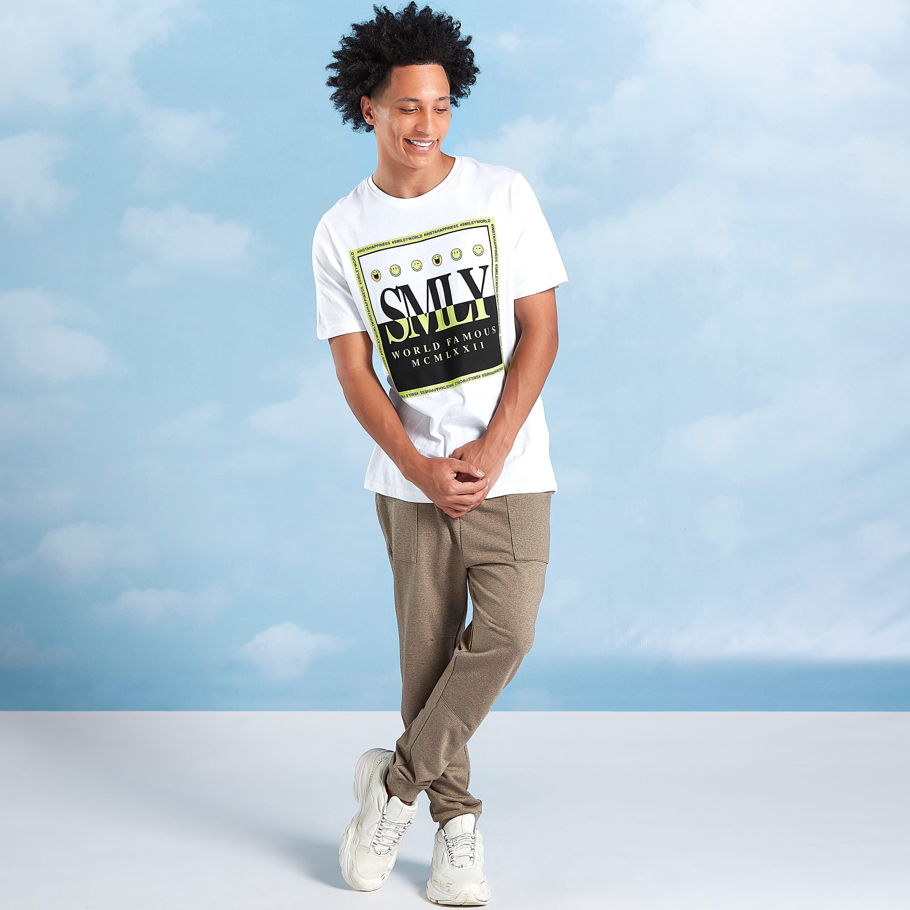 تيشيرت بياقة ضيّقة وأكمام قصيرة وطبعات سمايلي وورلد-men-clothing-tshirtsandpolos-tshirts-image-3