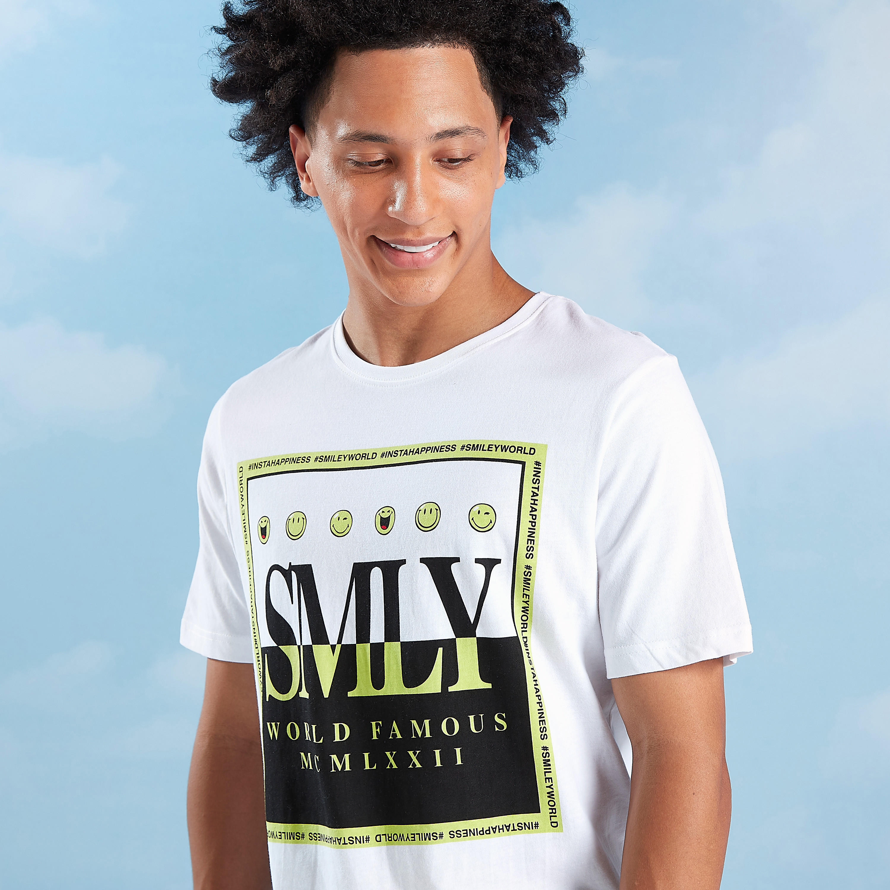 تيشيرت بياقة ضيّقة وأكمام قصيرة وطبعات سمايلي وورلد-men-clothing-tshirtsandpolos-tshirts-image-2