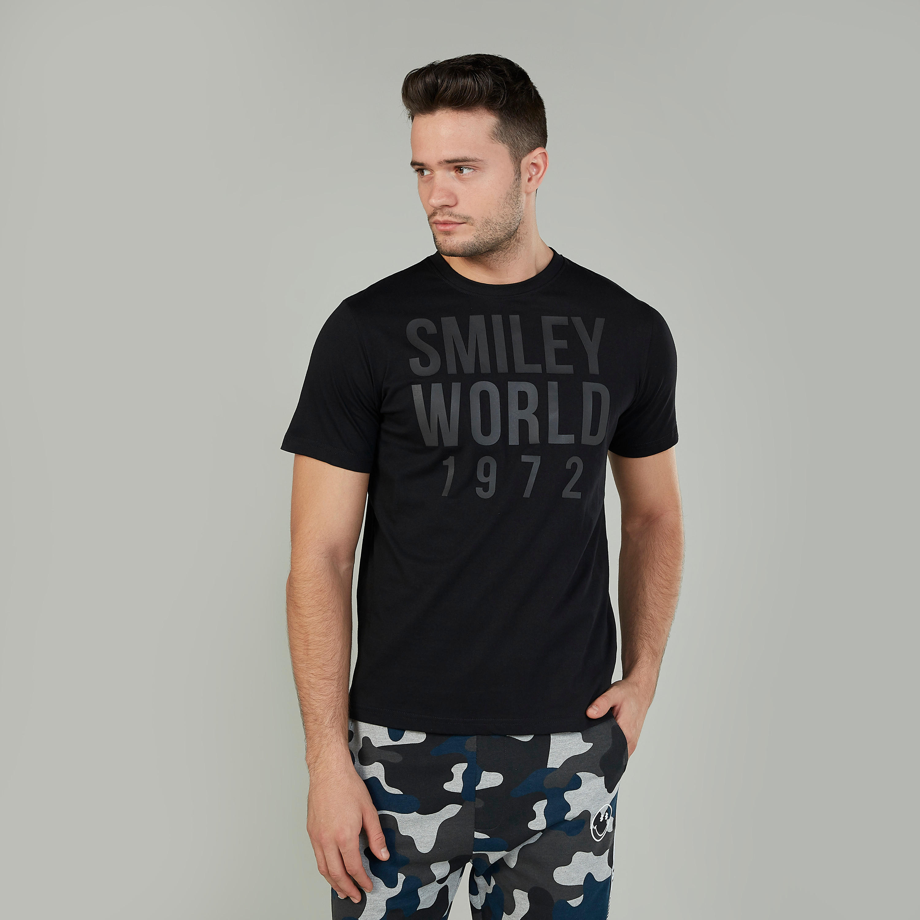 تيشيرت مستدام سليم بياقة ضيّقة وطبعات سمايلي وورلد-men-clothing-tshirtsandpolos-tshirts-image-1