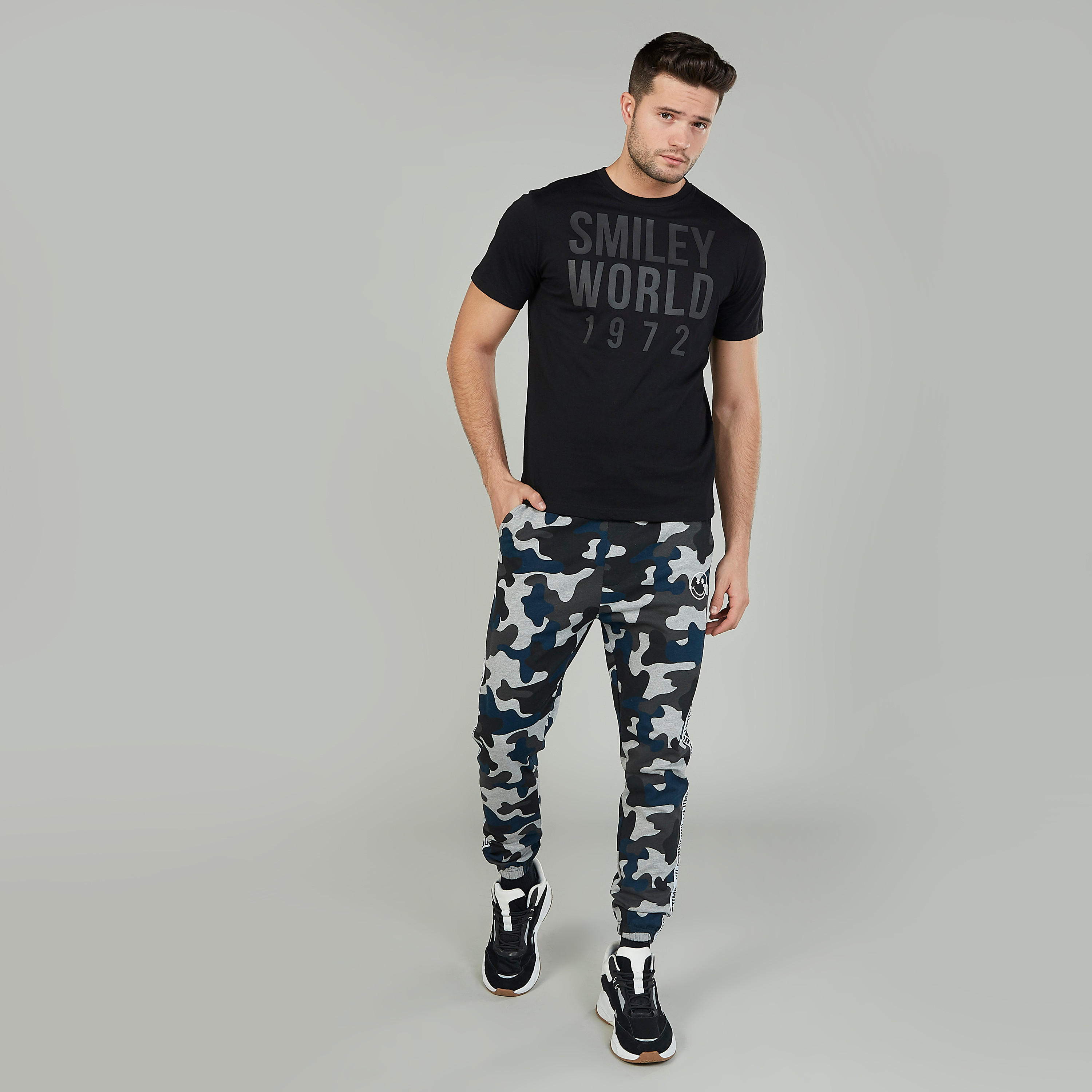 تيشيرت مستدام سليم بياقة ضيّقة وطبعات سمايلي وورلد-men-clothing-tshirtsandpolos-tshirts-image-2