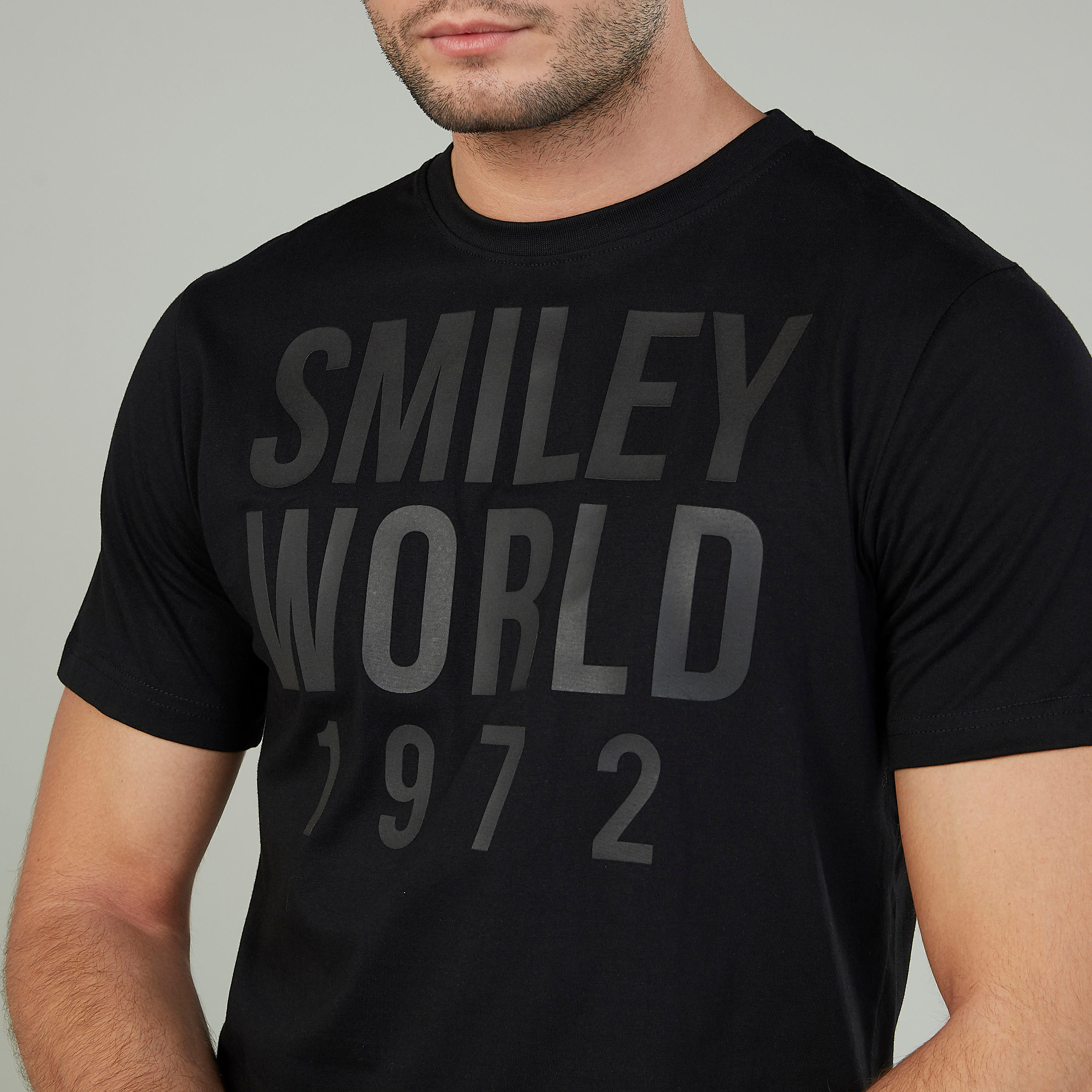 تيشيرت مستدام سليم بياقة ضيّقة وطبعات سمايلي وورلد-men-clothing-tshirtsandpolos-tshirts-image-3