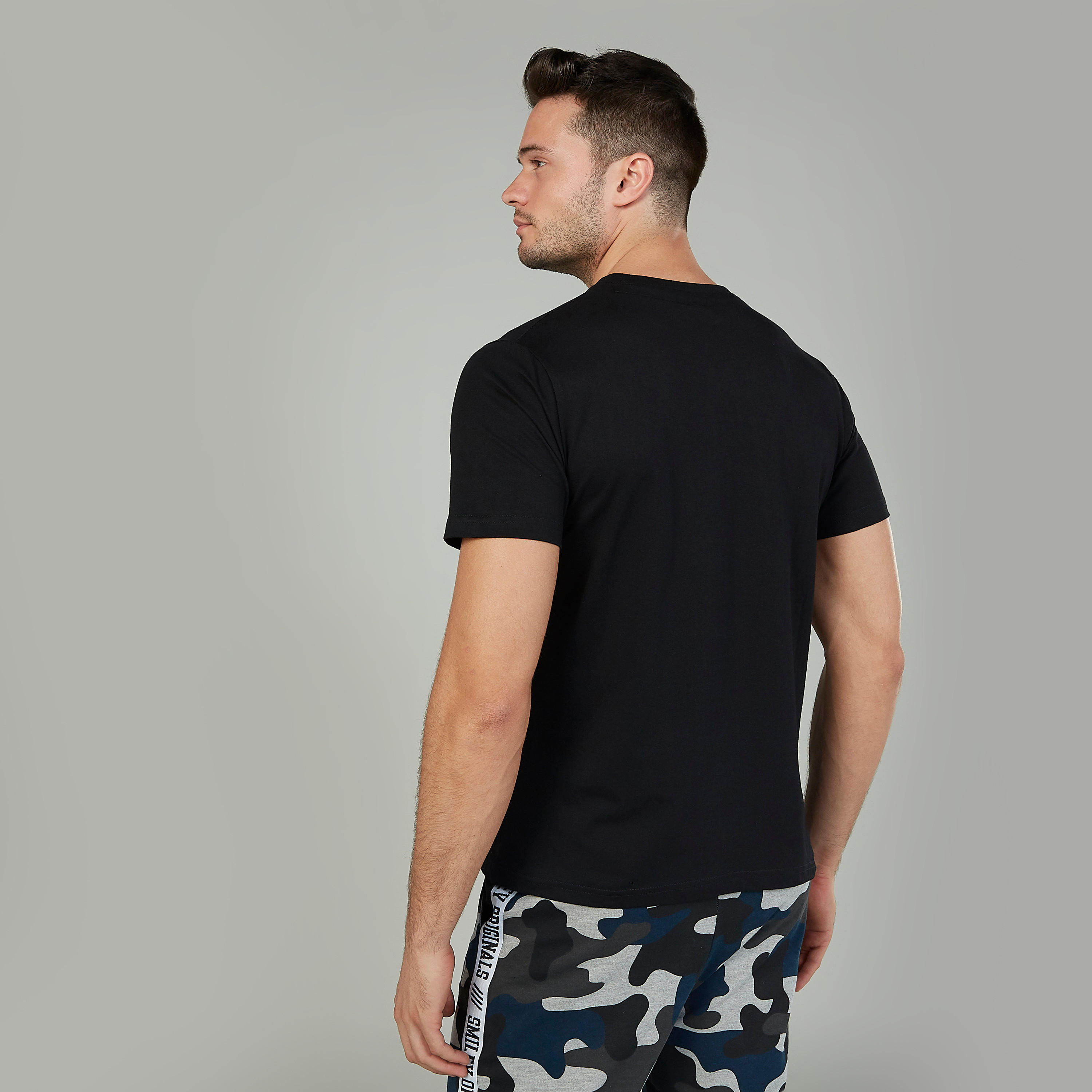تيشيرت مستدام سليم بياقة ضيّقة وطبعات سمايلي وورلد-men-clothing-tshirtsandpolos-tshirts-image-4