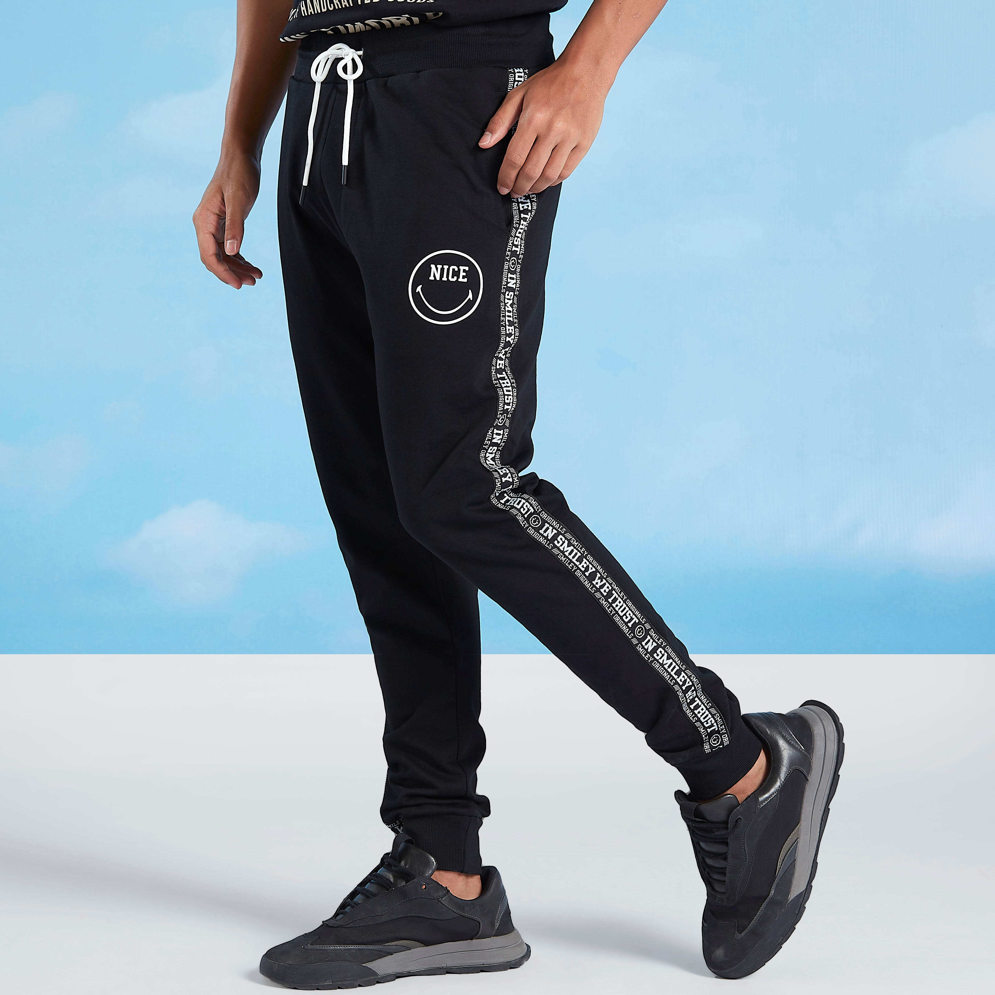 تيشيرت مستدام بأكمام قصيرة وطبعات سمايلي وورلد -men-clothing-bottoms-joggers-image-6