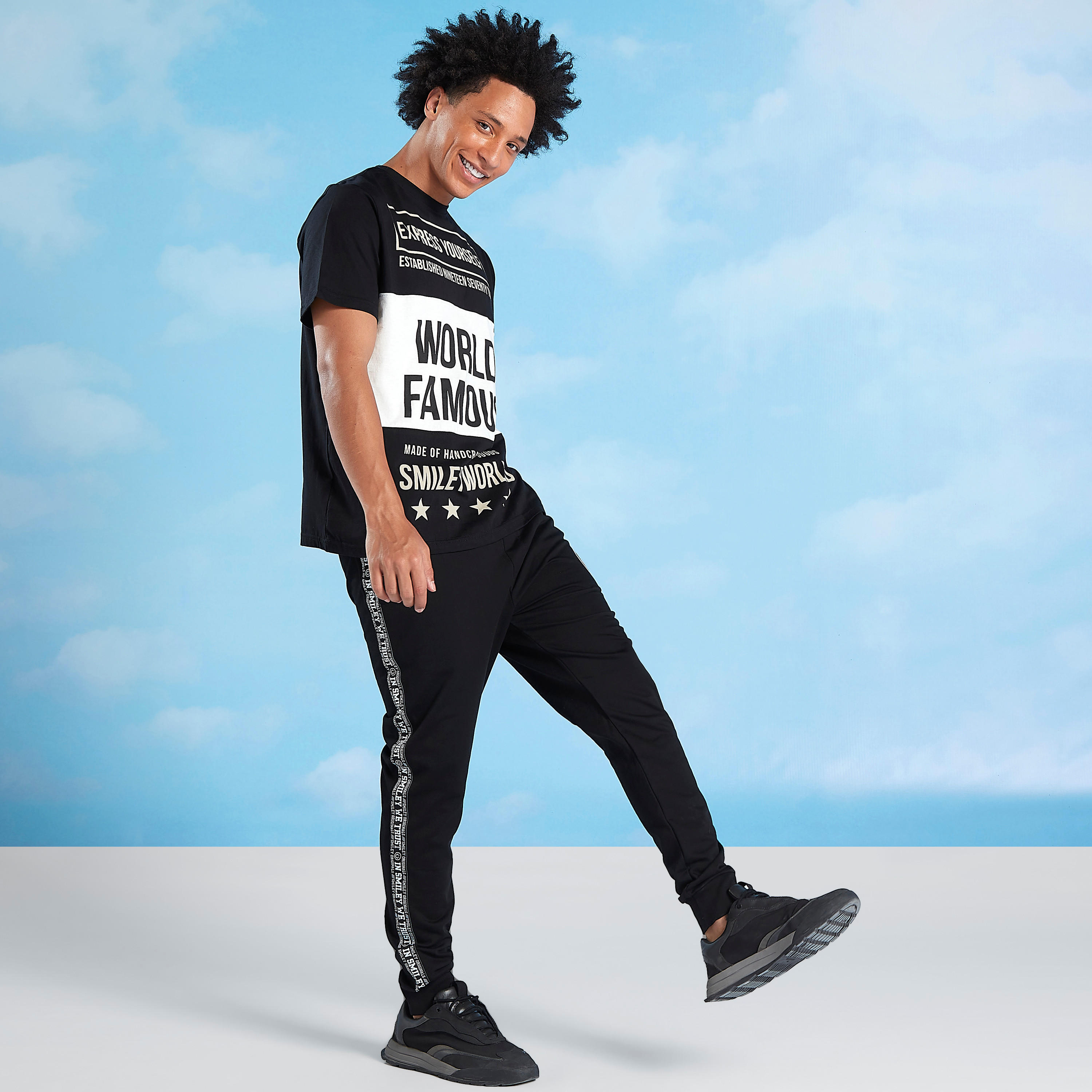 تيشيرت مستدام بأكمام قصيرة وطبعات سمايلي وورلد -men-clothing-bottoms-joggers-image-7