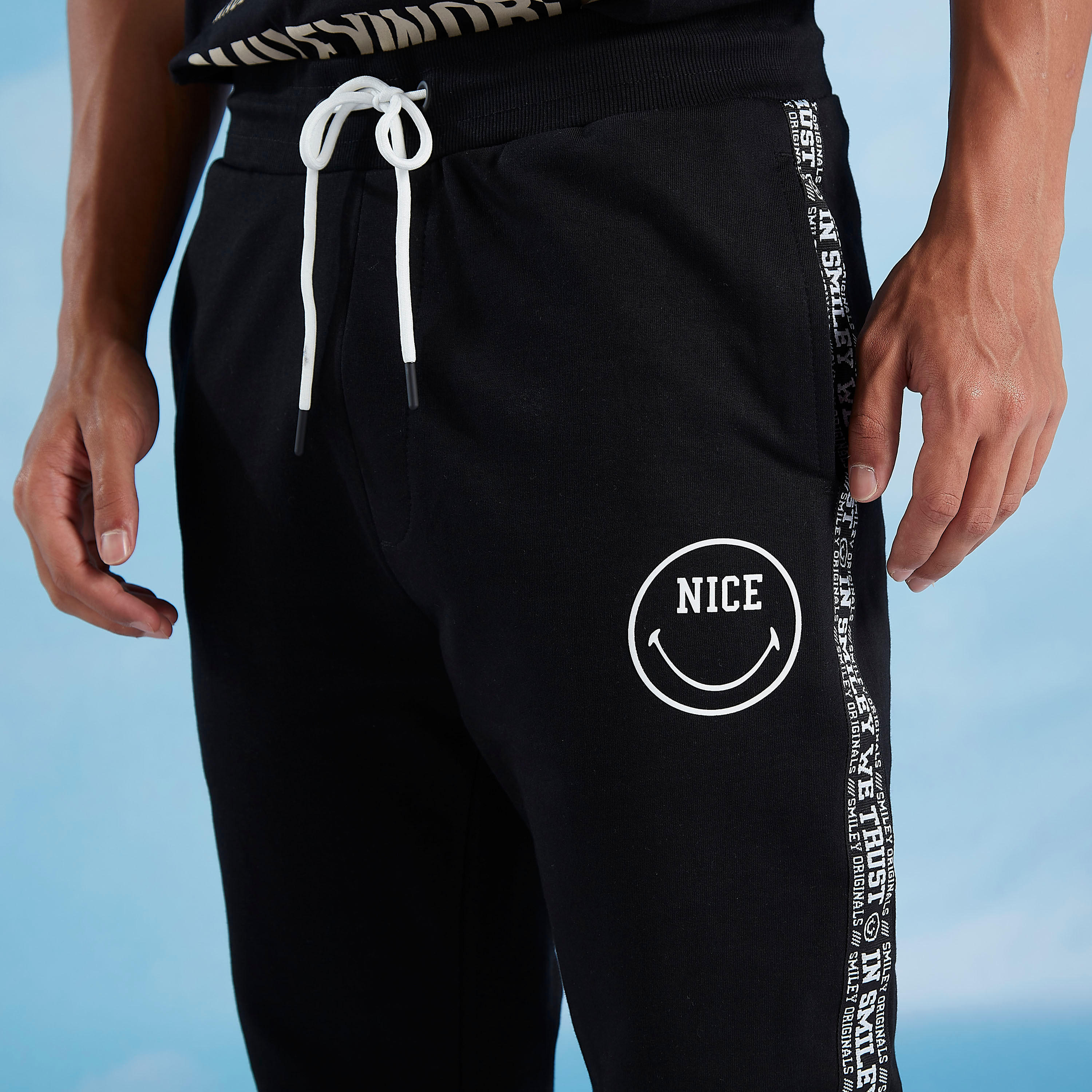 تيشيرت مستدام بأكمام قصيرة وطبعات سمايلي وورلد -men-clothing-bottoms-joggers-image-8