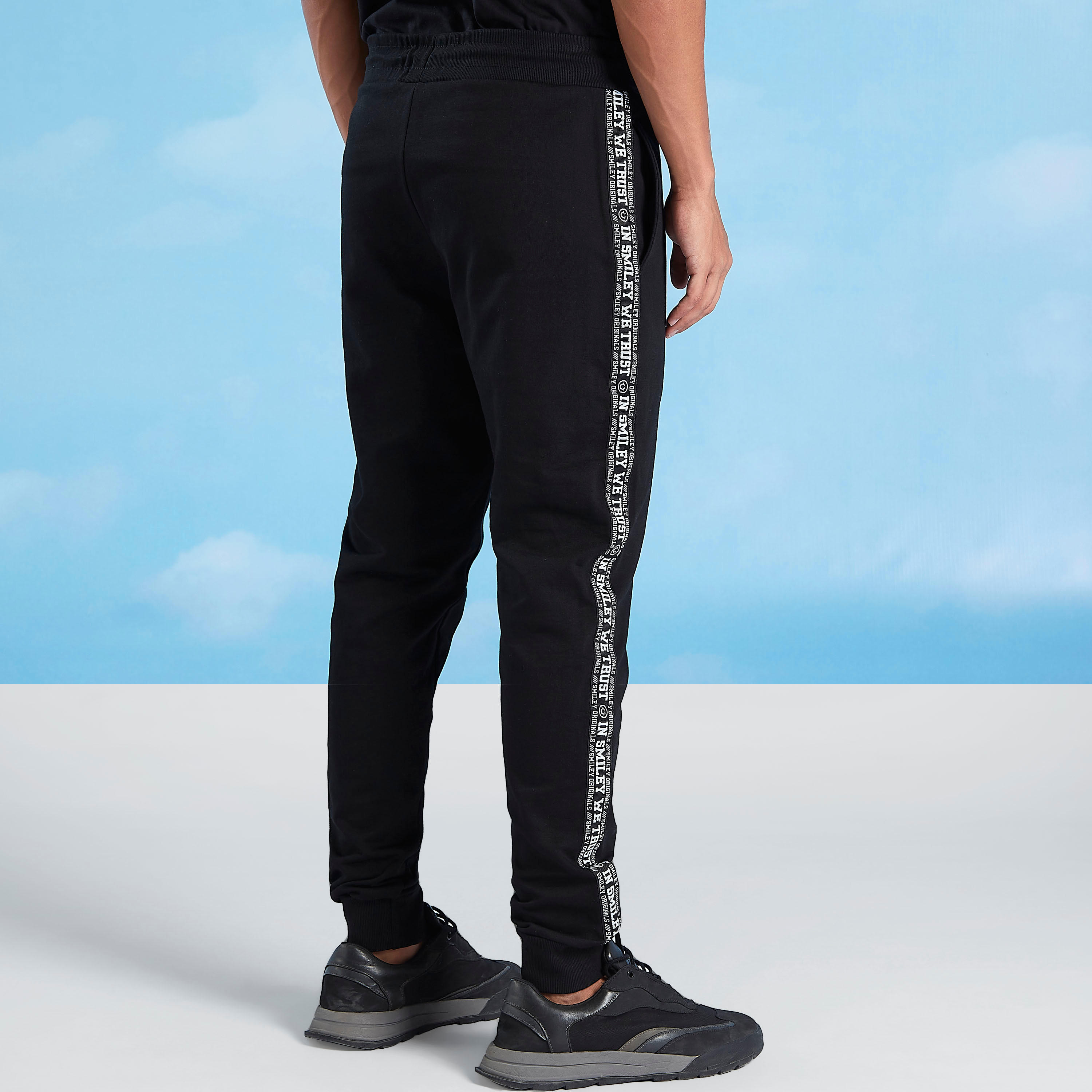 تيشيرت مستدام بأكمام قصيرة وطبعات سمايلي وورلد -men-clothing-bottoms-joggers-image-9
