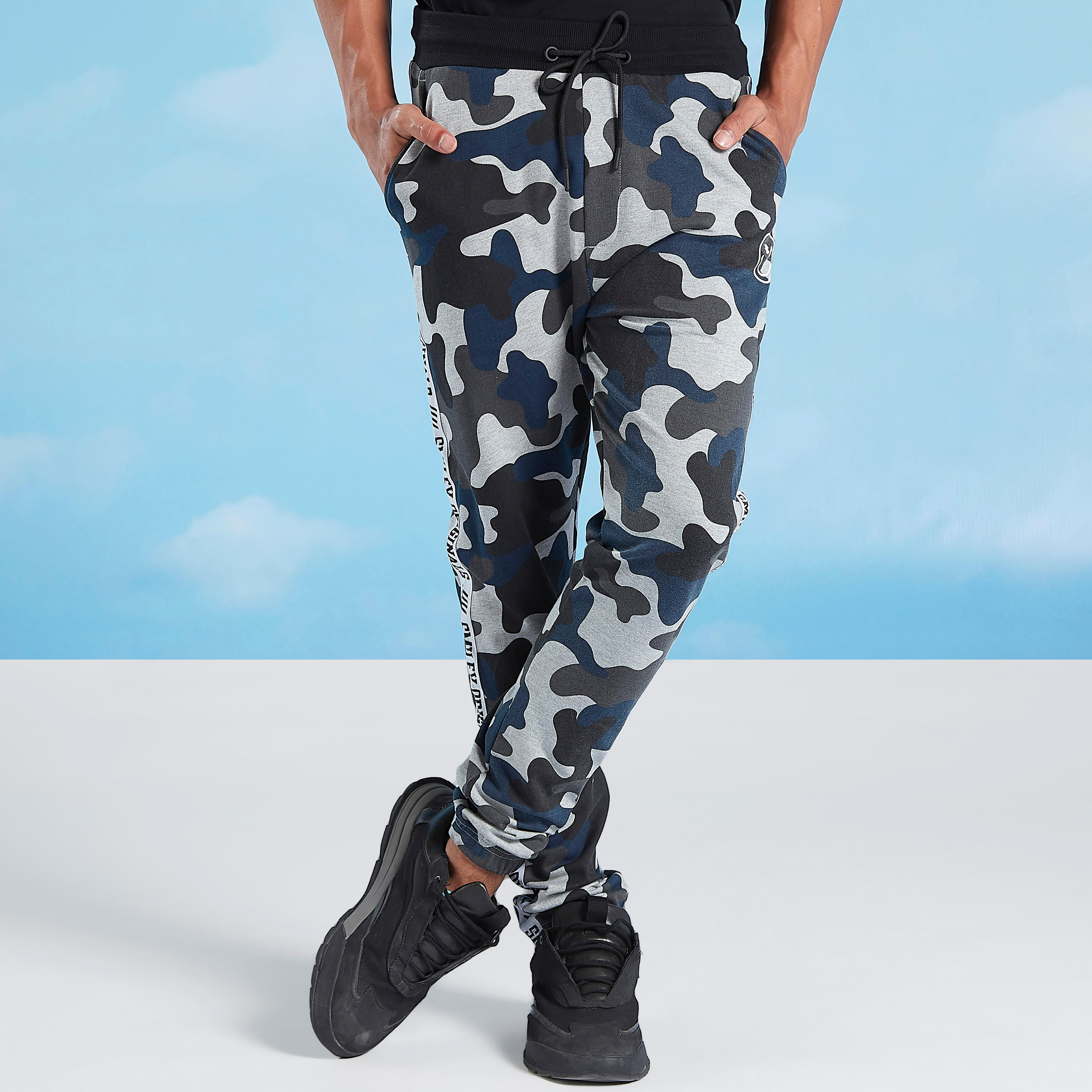 بنطلون رياضي مستدام بجيوب وطبعات سمايلي وورلد  -men-clothing-bottoms-joggers-image-1