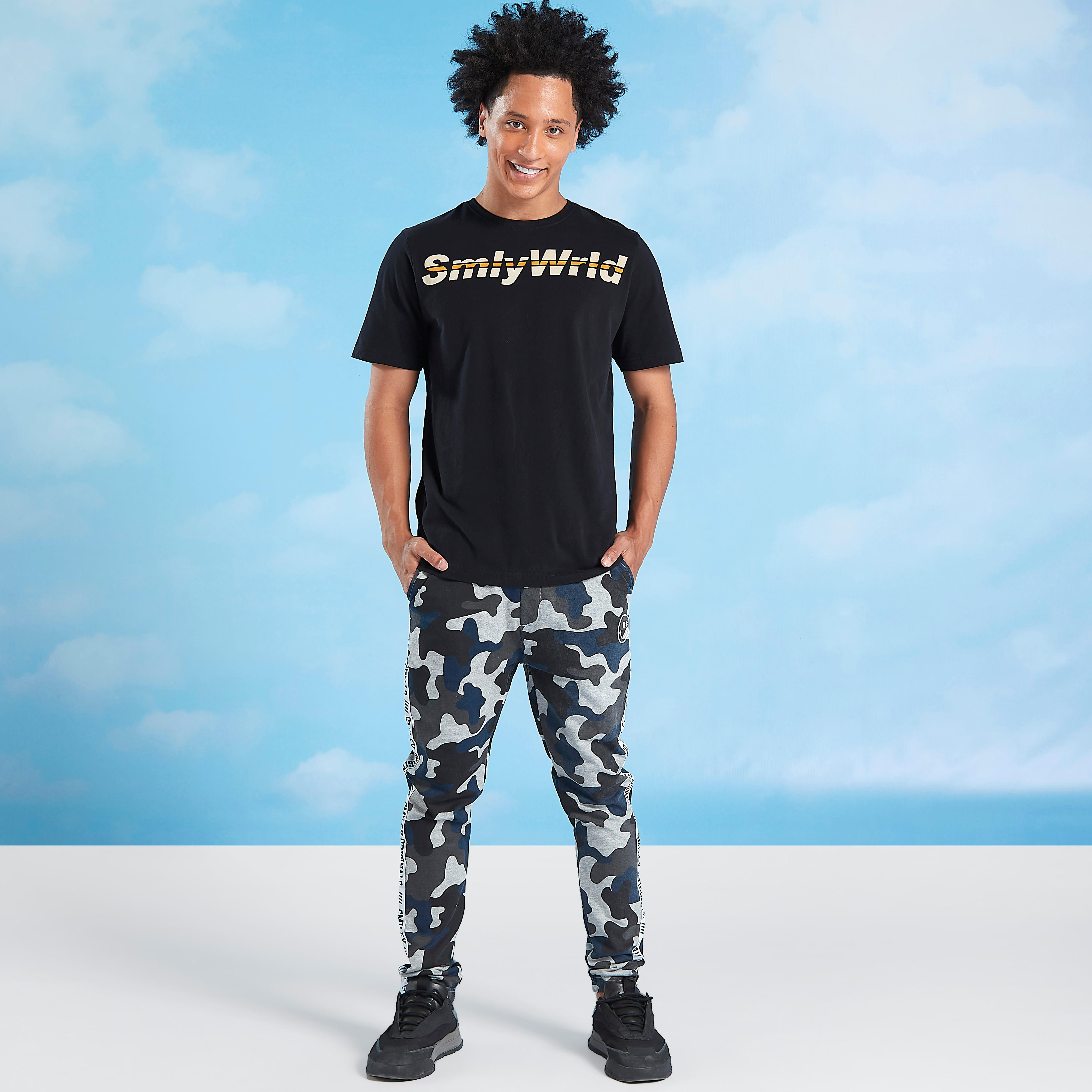بنطلون رياضي مستدام بجيوب وطبعات سمايلي وورلد  -men-clothing-bottoms-joggers-image-2