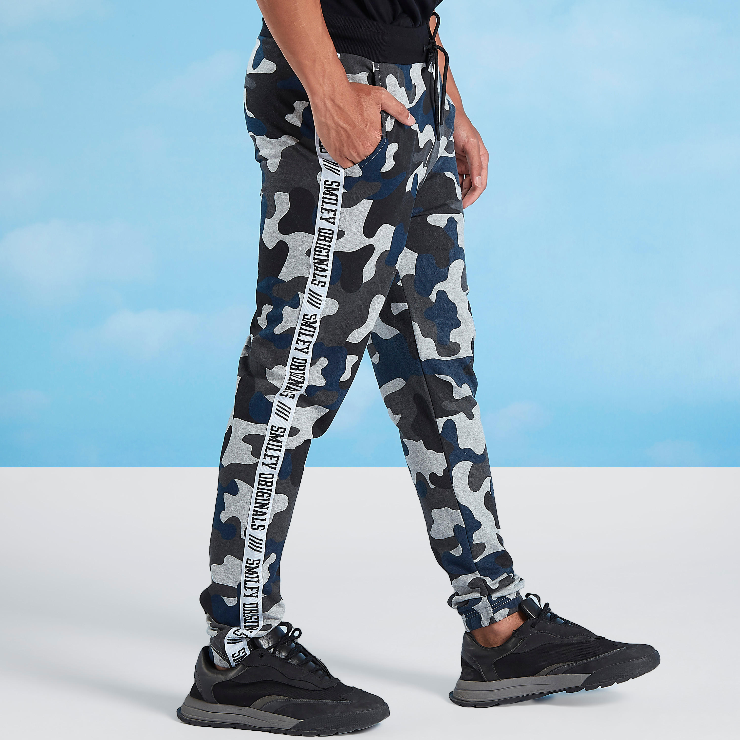 بنطلون رياضي مستدام بجيوب وطبعات سمايلي وورلد  -men-clothing-bottoms-joggers-image-3
