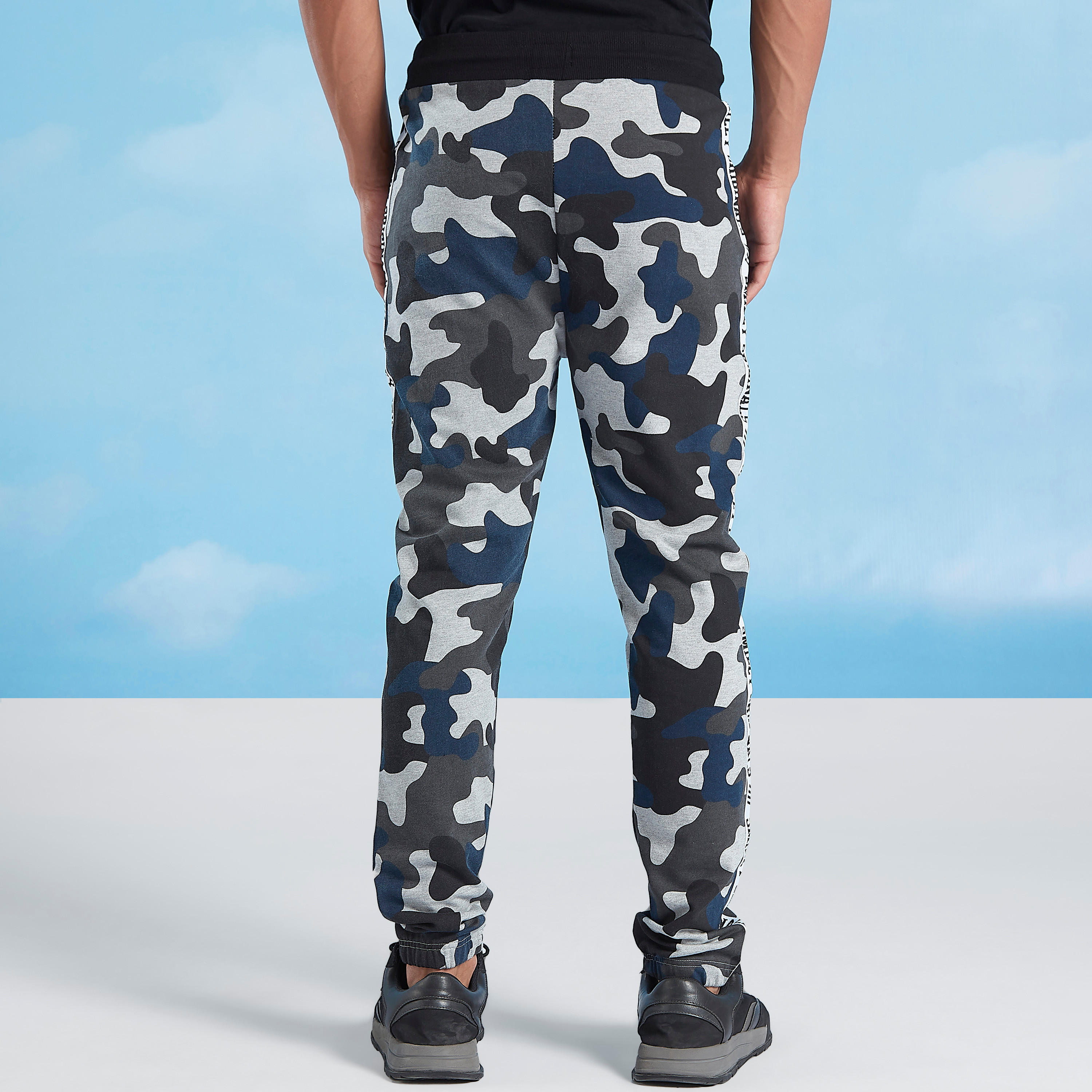 بنطلون رياضي مستدام بجيوب وطبعات سمايلي وورلد  -men-clothing-bottoms-joggers-image-5
