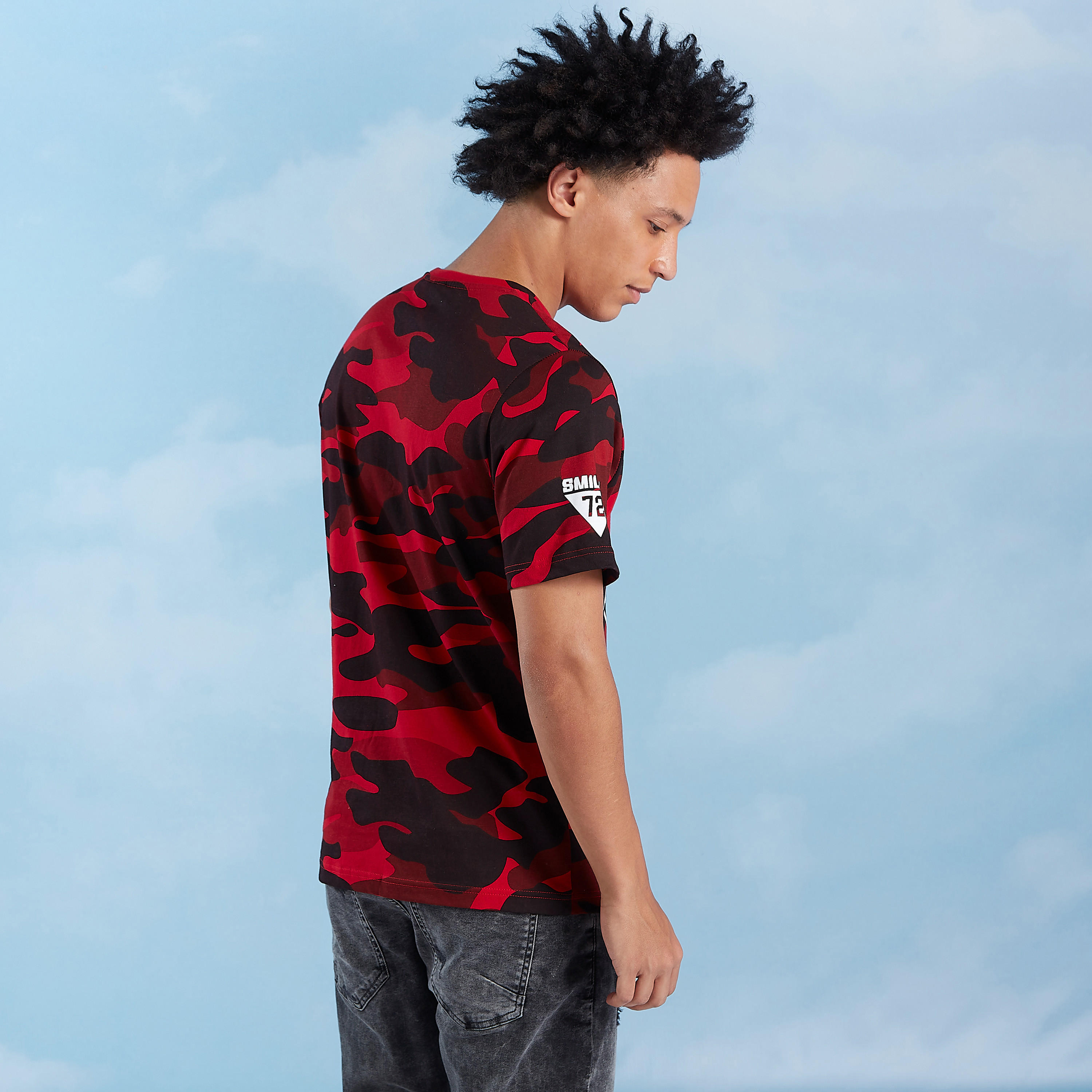 تيشيرت بياقة مستديرة وأكمام قصيرة وطبعات سمايلي وورلد-men-clothing-tshirtsandpolos-tshirts-image-1