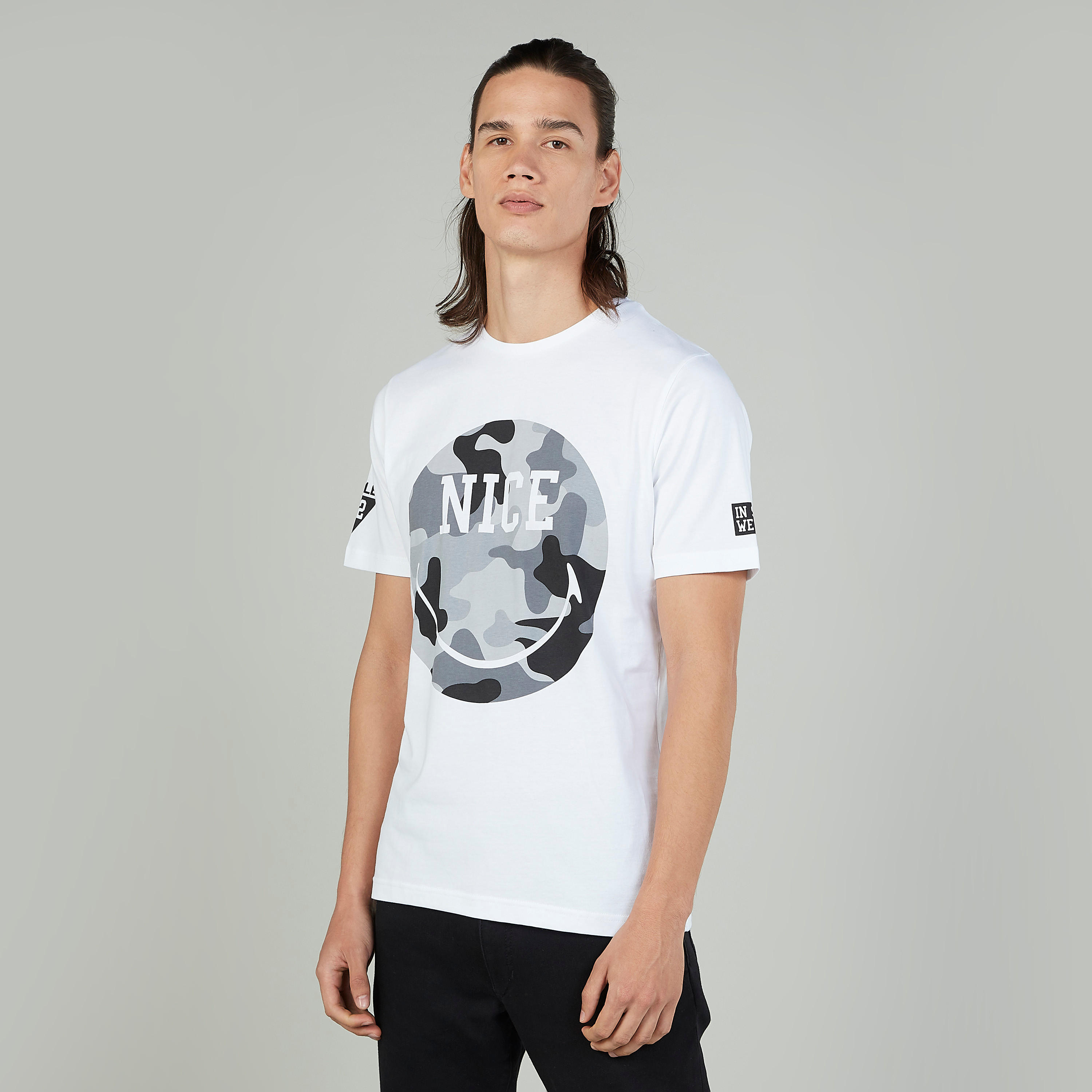 تيشيرت بياقة ضيّقة وأكمام قصيرة وطبعات سمايلي وورلد-men-clothing-tshirtsandpolos-tshirts-image-1