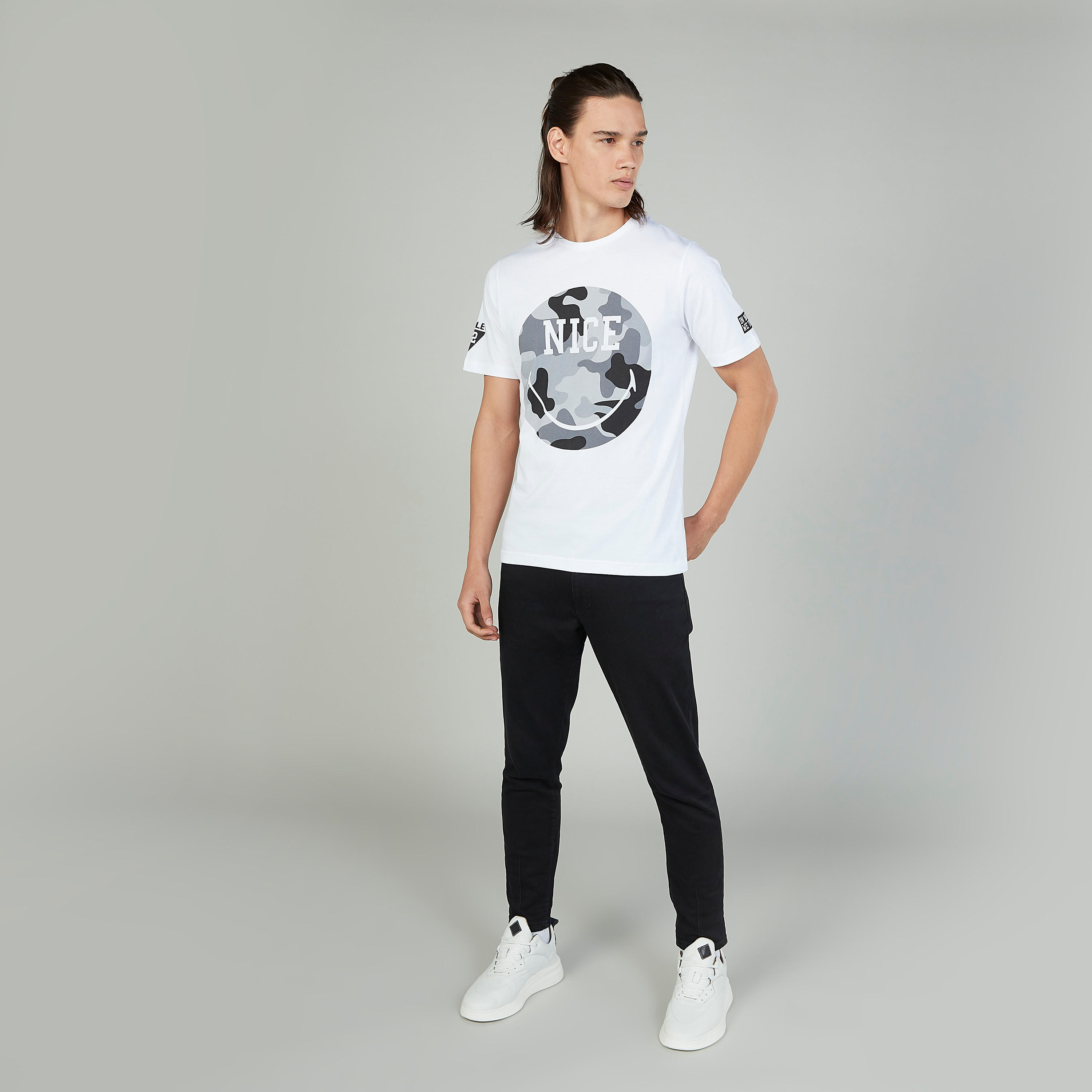 تيشيرت بياقة ضيّقة وأكمام قصيرة وطبعات سمايلي وورلد-men-clothing-tshirtsandpolos-tshirts-image-2