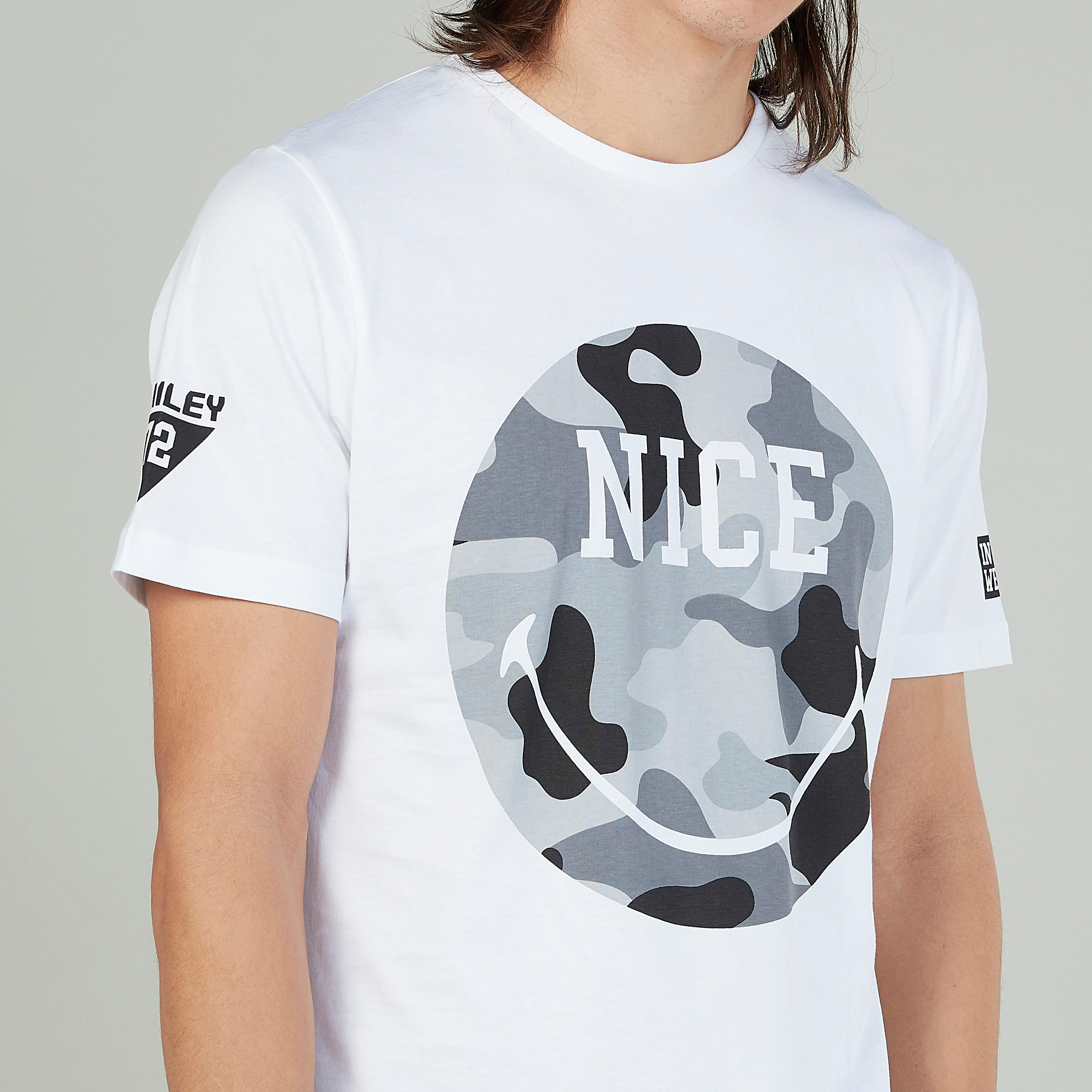 تيشيرت بياقة ضيّقة وأكمام قصيرة وطبعات سمايلي وورلد-men-clothing-tshirtsandpolos-tshirts-image-3