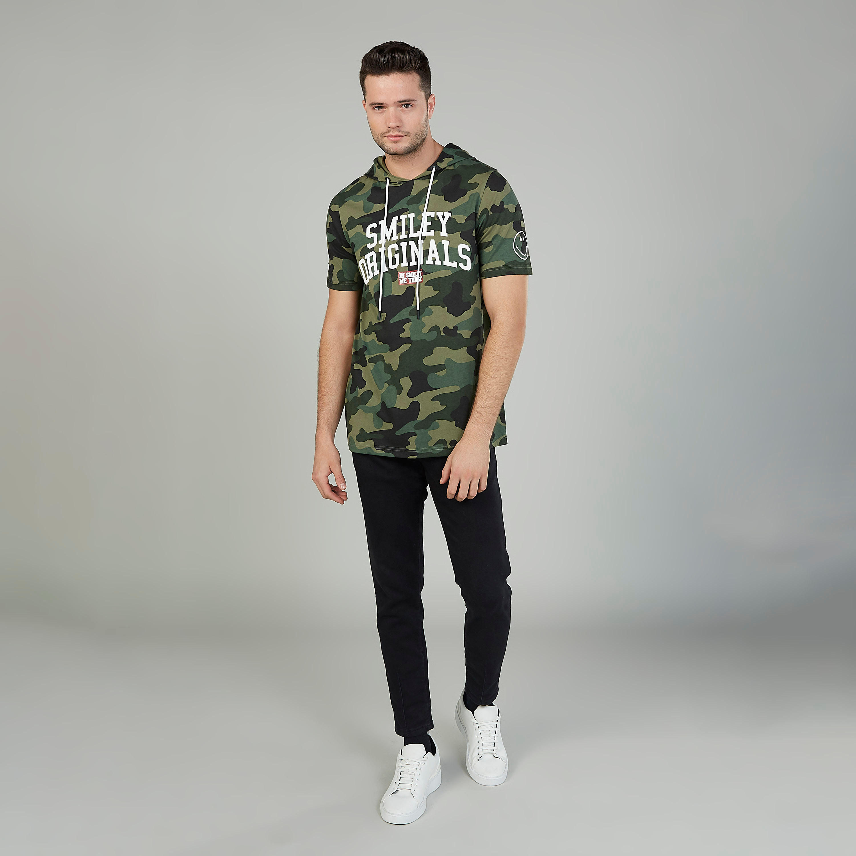تيشيرت بأكمام قصيرة وقبعة وطبعات سمايلي وورلد-men-clothing-tshirtsandpolos-tshirts-image-4