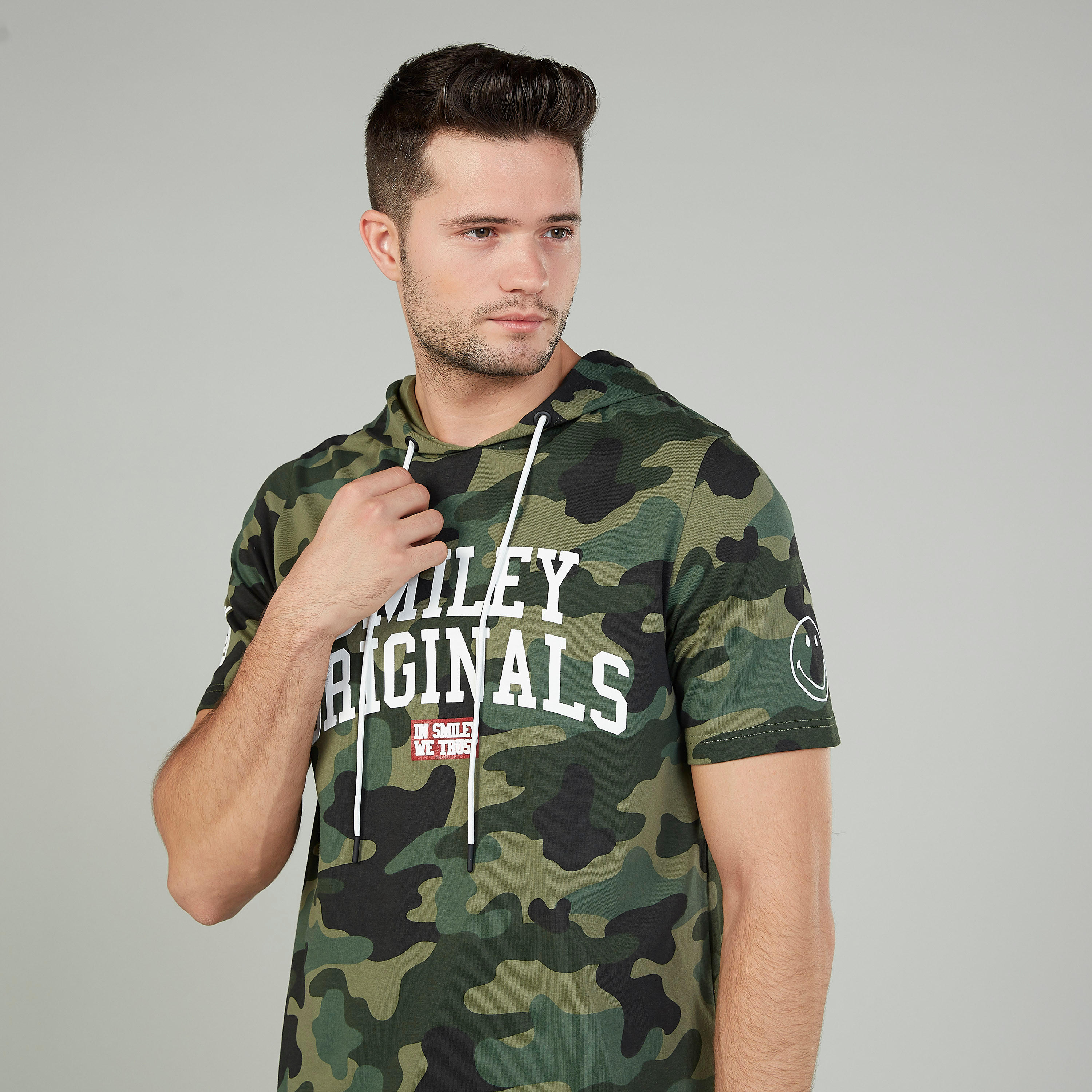 تيشيرت بأكمام قصيرة وقبعة وطبعات سمايلي وورلد-men-clothing-tshirtsandpolos-tshirts-image-3