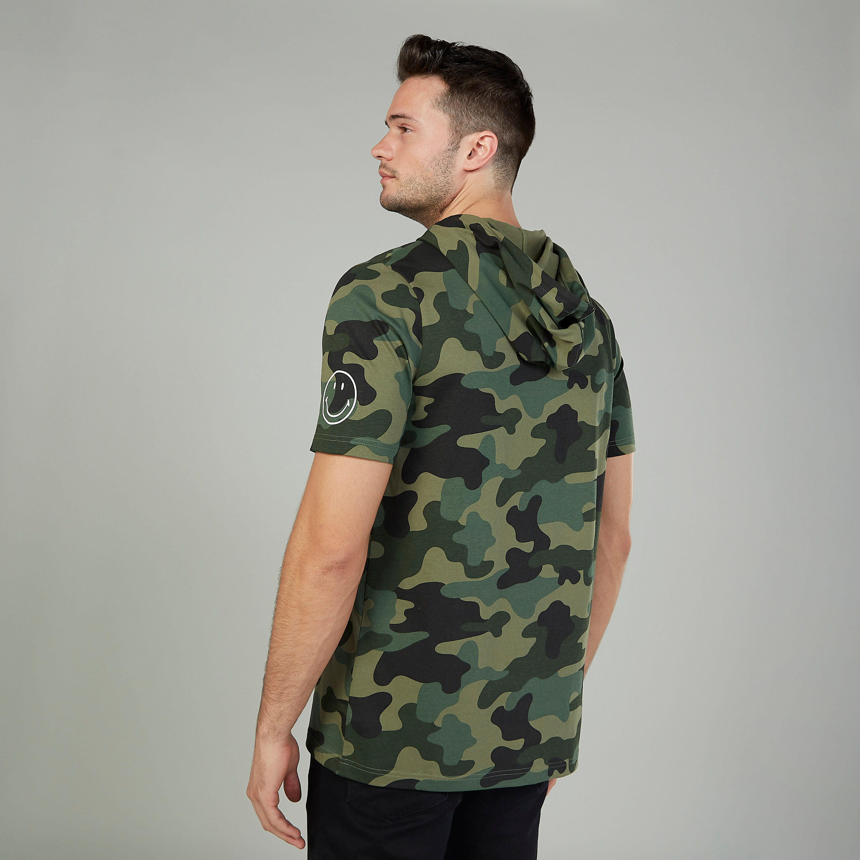 تيشيرت بأكمام قصيرة وقبعة وطبعات سمايلي وورلد-men-clothing-tshirtsandpolos-tshirts-image-2