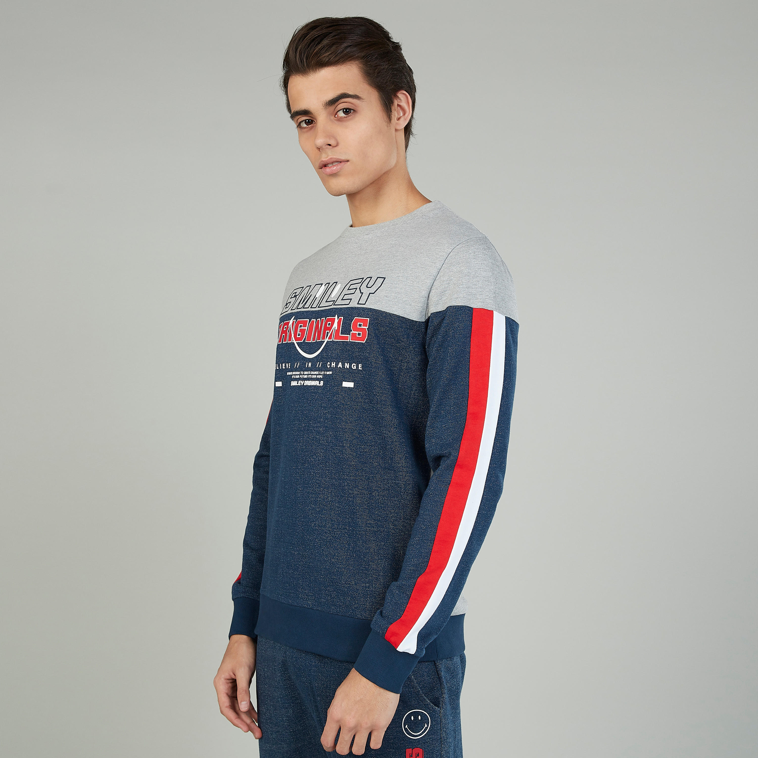 سويت شيرت بأكمام طويلة وياقة مستديرة وطبعات سمايلي وورلد-men-winterwear-hoodiesandsweatshirts-image-1