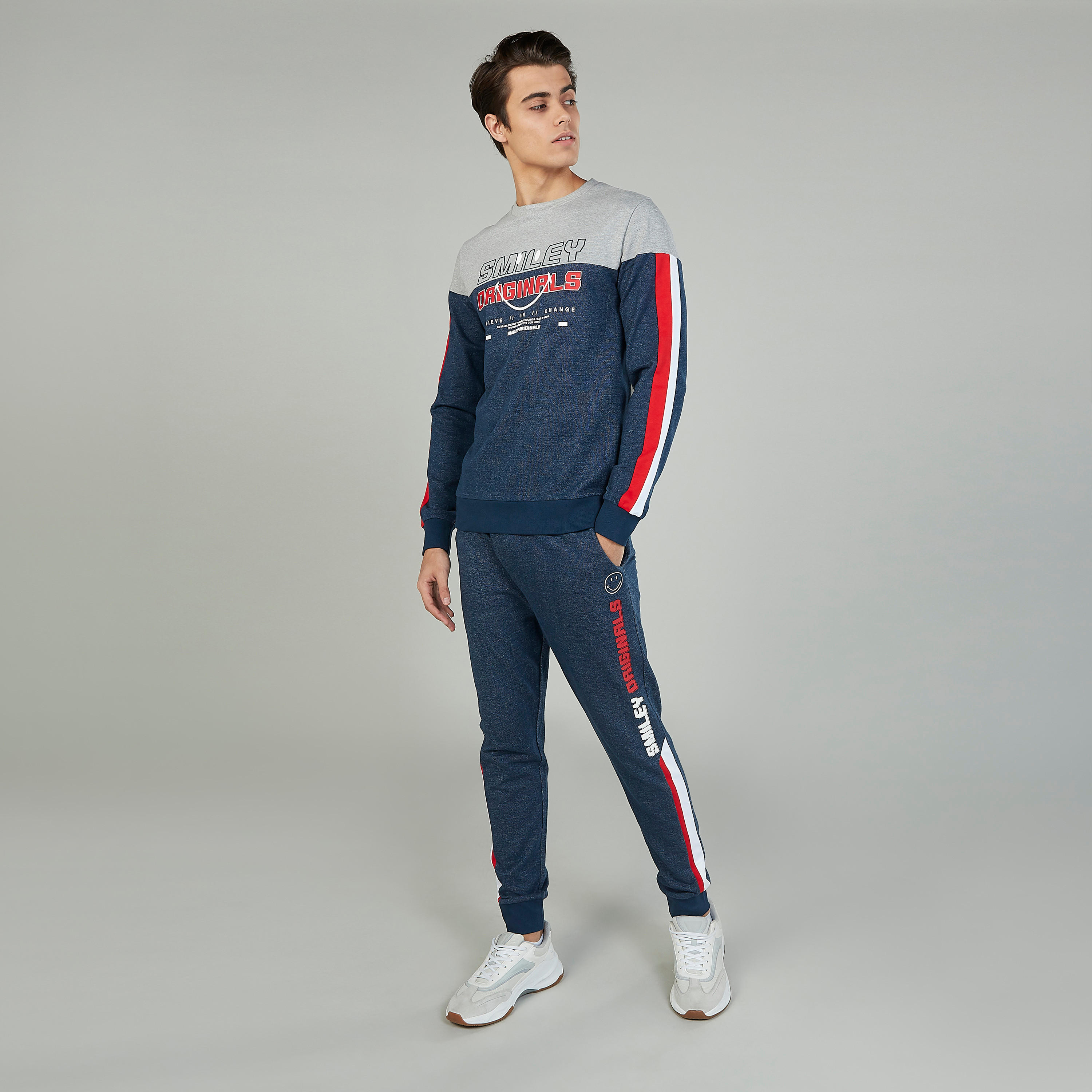 سويت شيرت بأكمام طويلة وياقة مستديرة وطبعات سمايلي وورلد-men-winterwear-hoodiesandsweatshirts-image-2