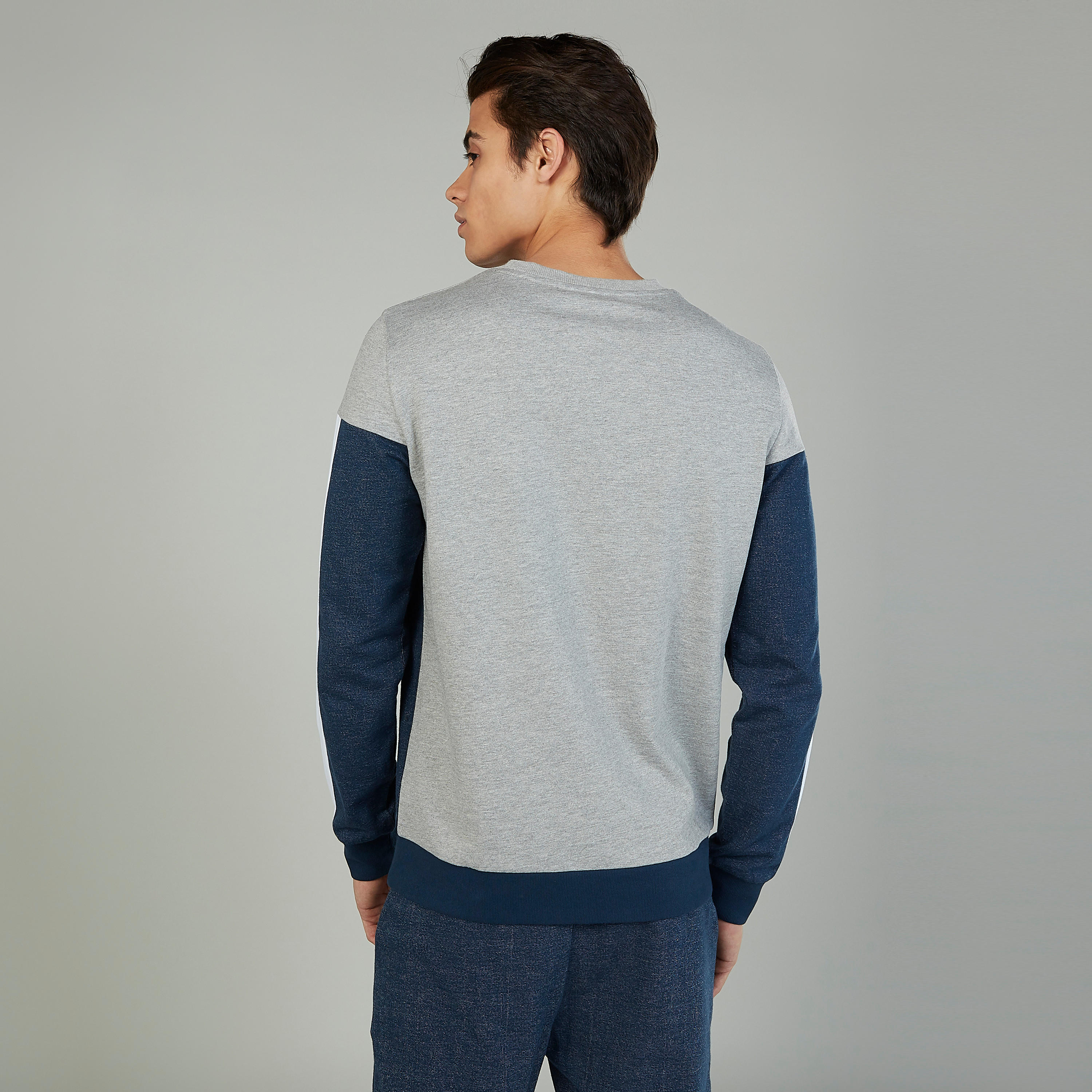 سويت شيرت بأكمام طويلة وياقة مستديرة وطبعات سمايلي وورلد-men-winterwear-hoodiesandsweatshirts-image-4