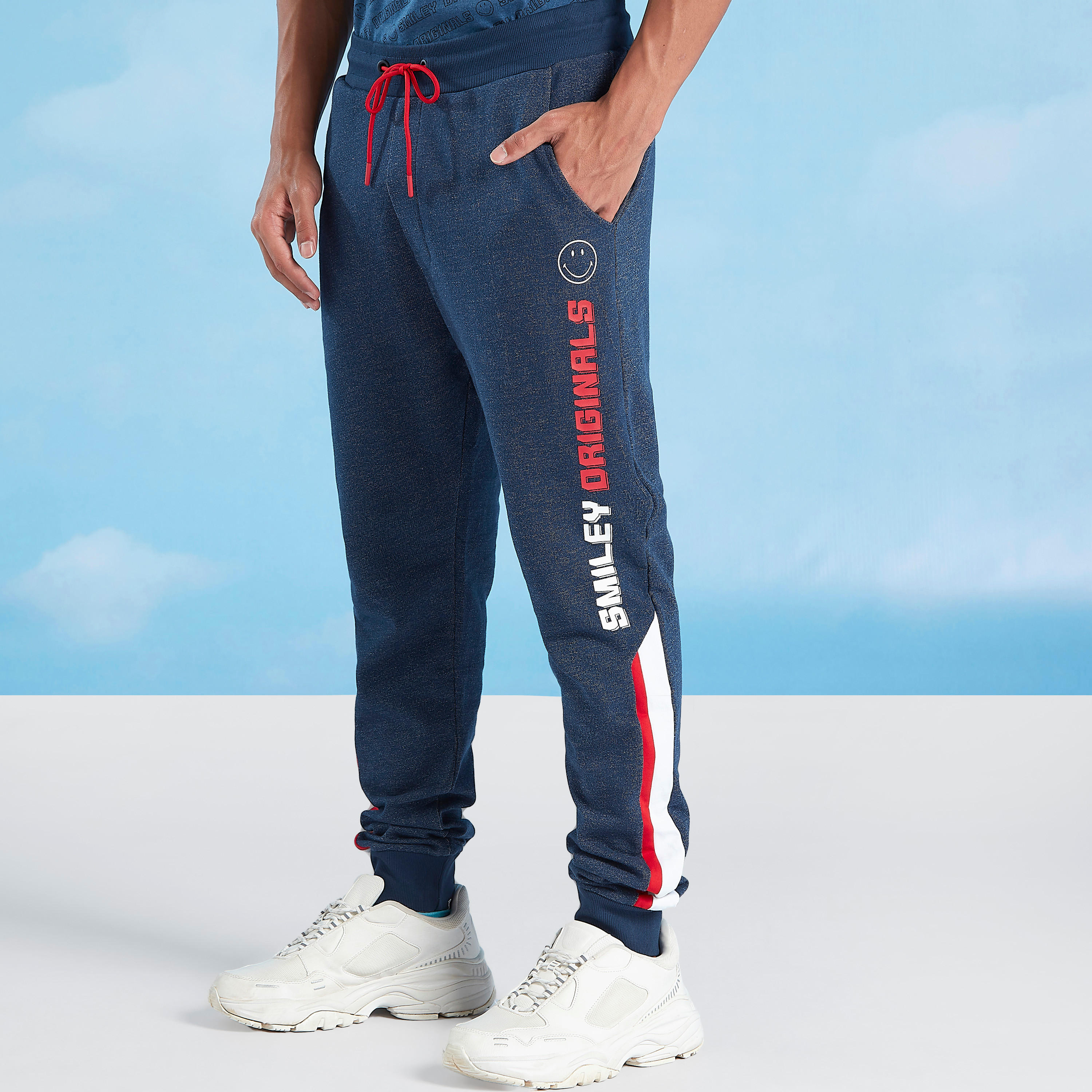 تيشيرت مستدام بأكمام قصيرة وطبعات سمايلي وورلد -men-clothing-bottoms-joggers-image-1