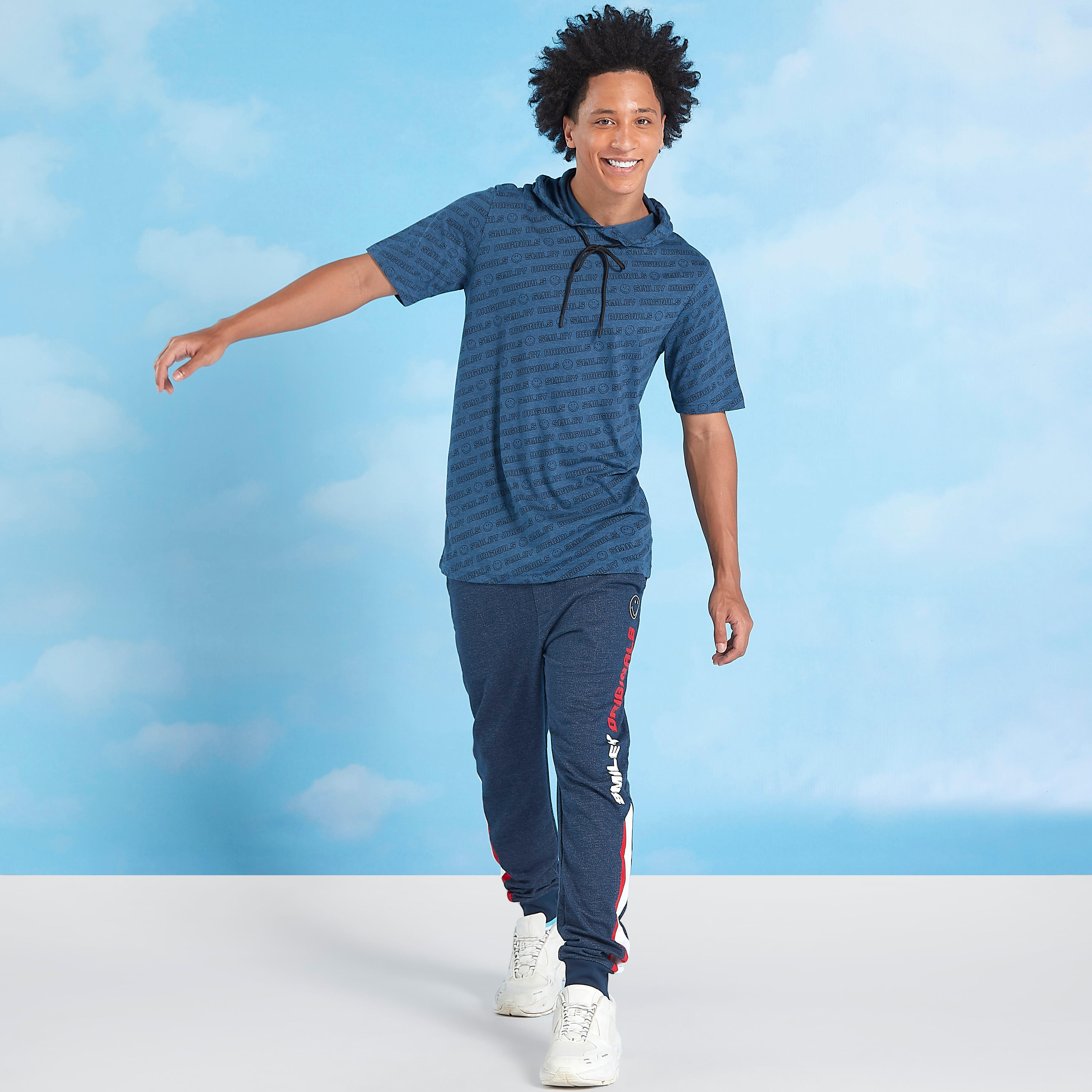 تيشيرت مستدام بأكمام قصيرة وطبعات سمايلي وورلد -men-clothing-bottoms-joggers-image-2