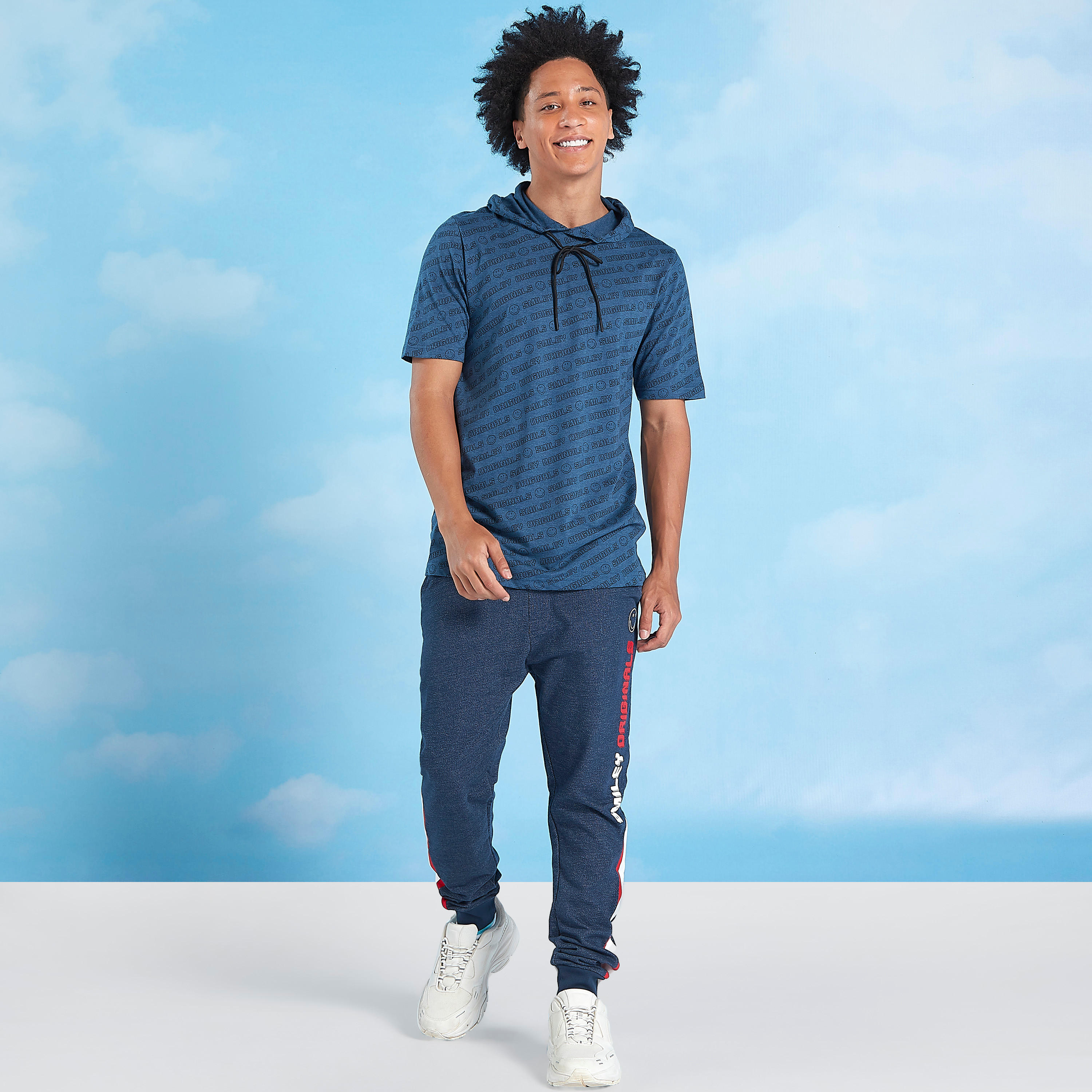 تيشيرت مستدام بأكمام قصيرة وطبعات سمايلي وورلد -men-clothing-bottoms-joggers-image-3