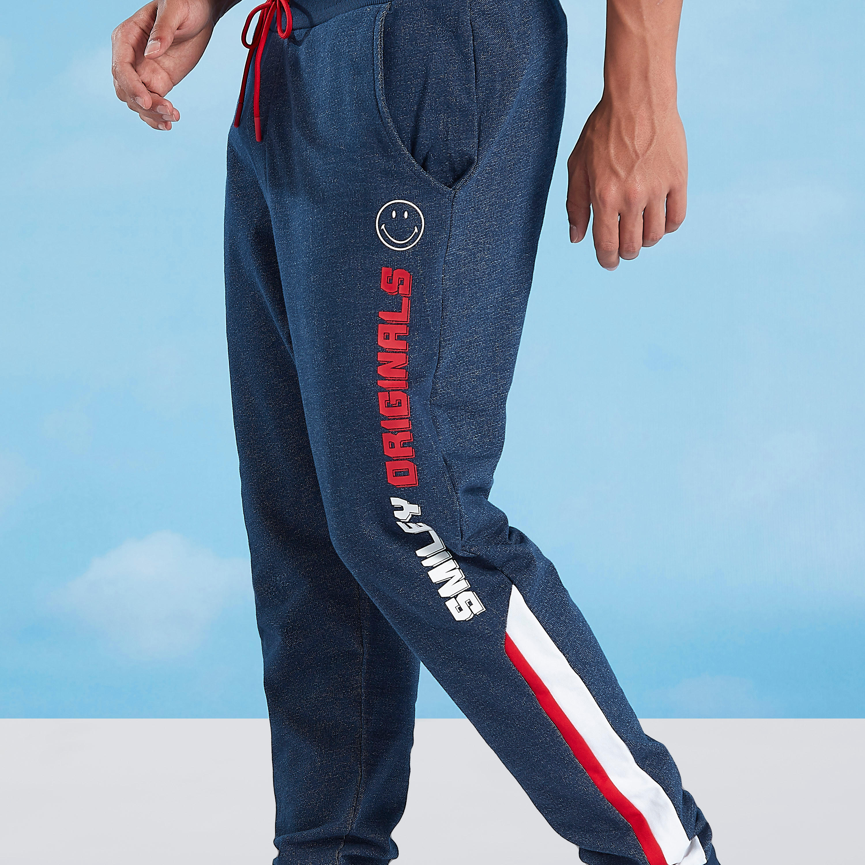 تيشيرت مستدام بأكمام قصيرة وطبعات سمايلي وورلد -men-clothing-bottoms-joggers-image-4