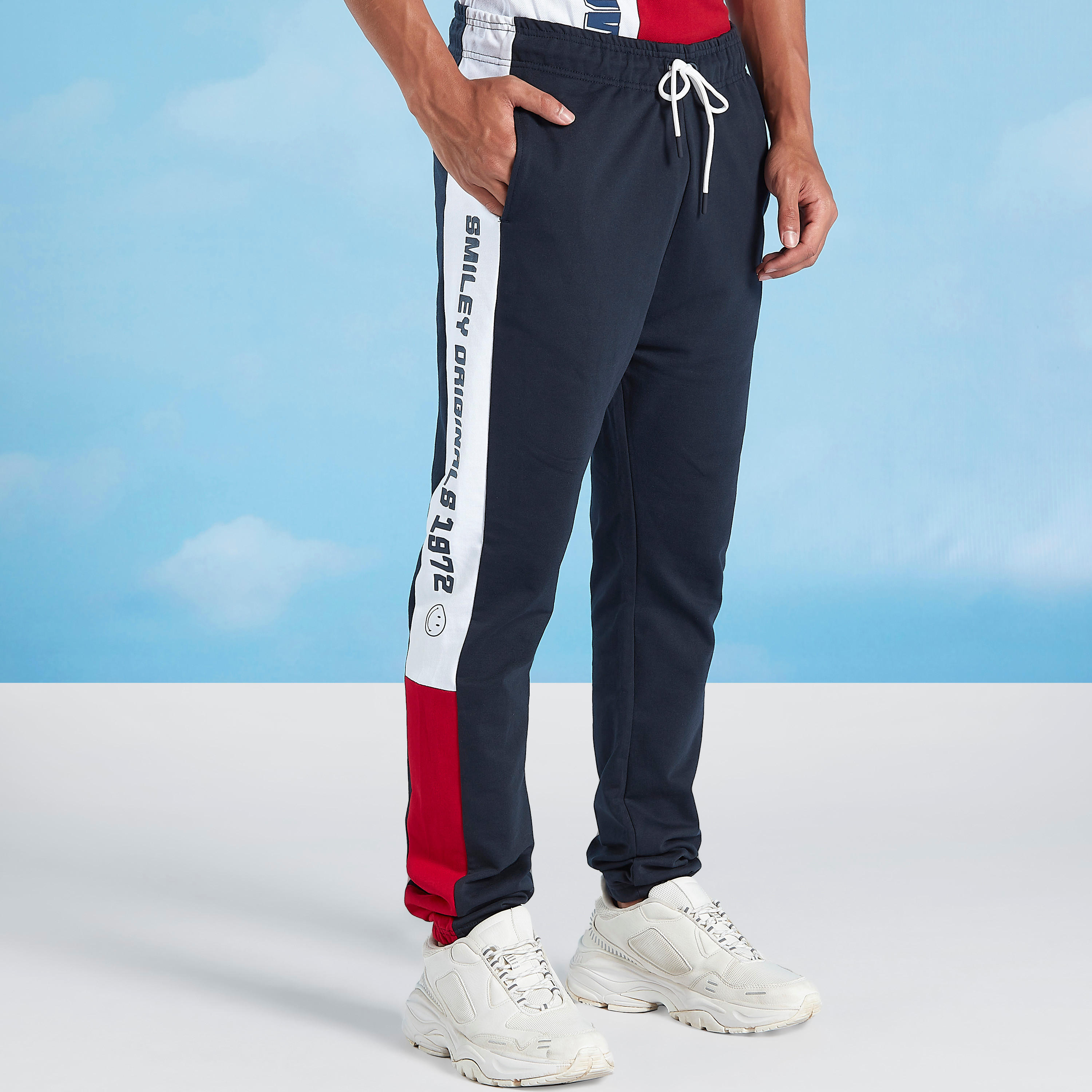 بنطلون رياضي مستدام بجيوب وطبعات سمايلي وورلد -men-clothing-bottoms-joggers-image-1