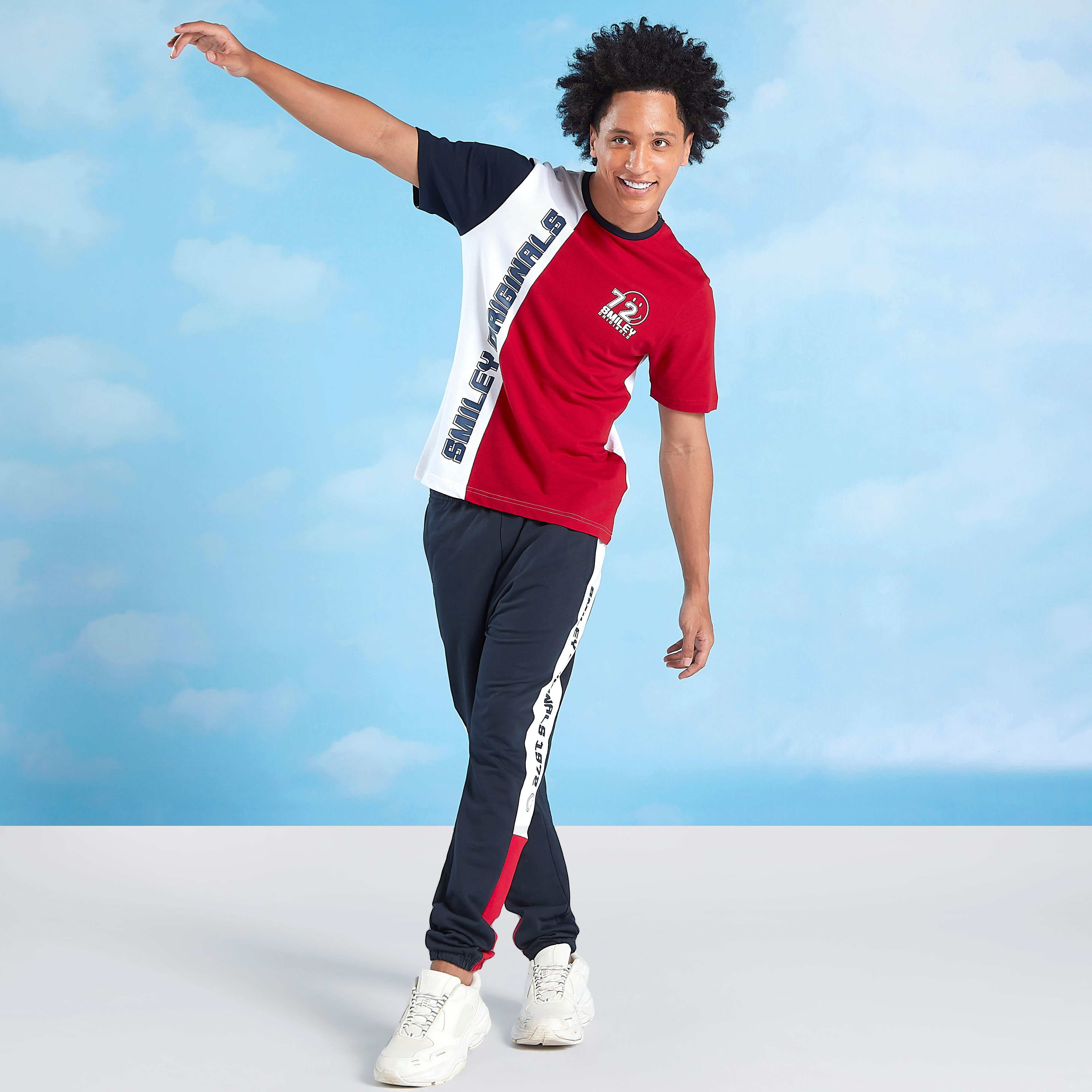 بنطلون رياضي مستدام بجيوب وطبعات سمايلي وورلد -men-clothing-bottoms-joggers-image-2