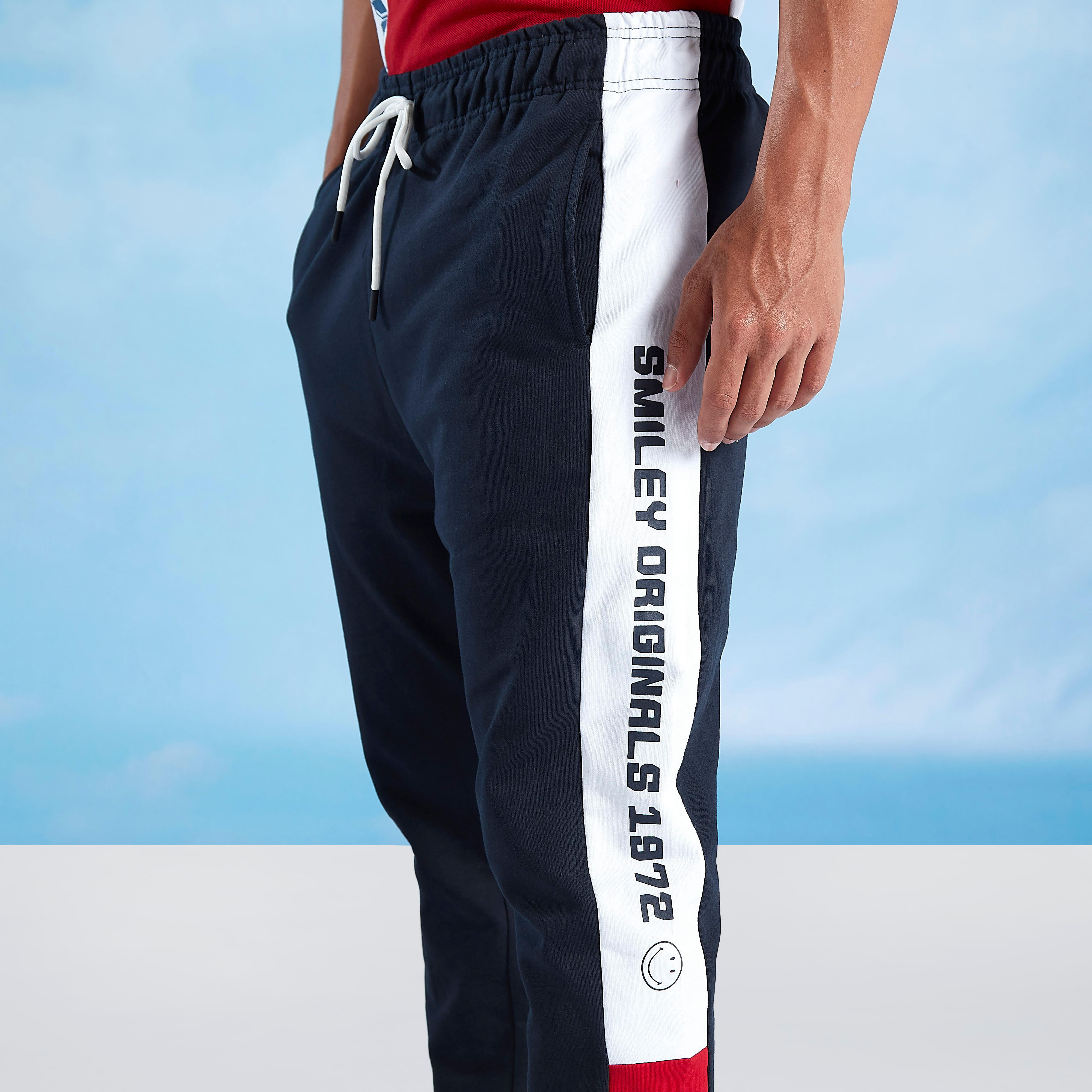 بنطلون رياضي مستدام بجيوب وطبعات سمايلي وورلد -men-clothing-bottoms-joggers-image-3