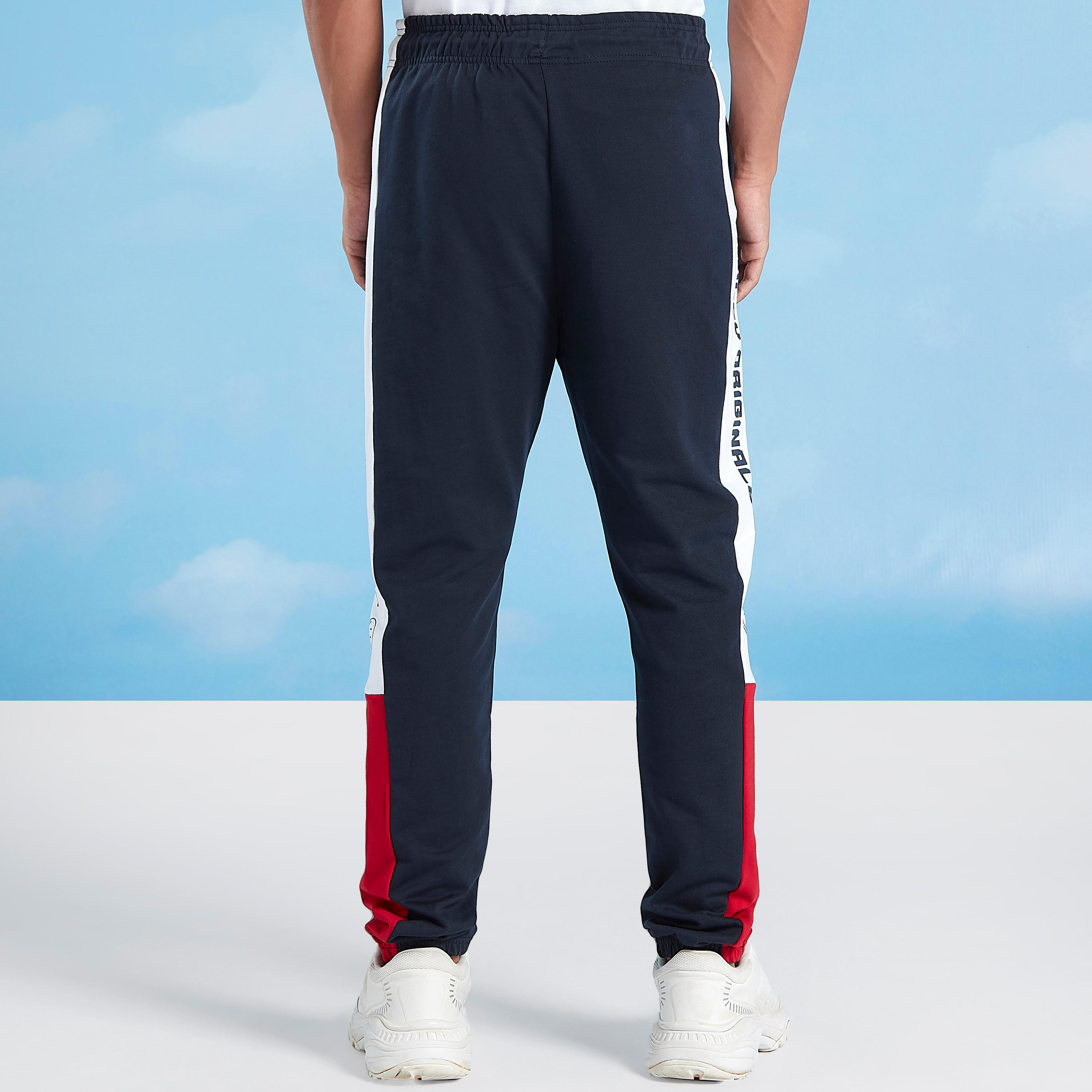 بنطلون رياضي مستدام بجيوب وطبعات سمايلي وورلد -men-clothing-bottoms-joggers-image-4