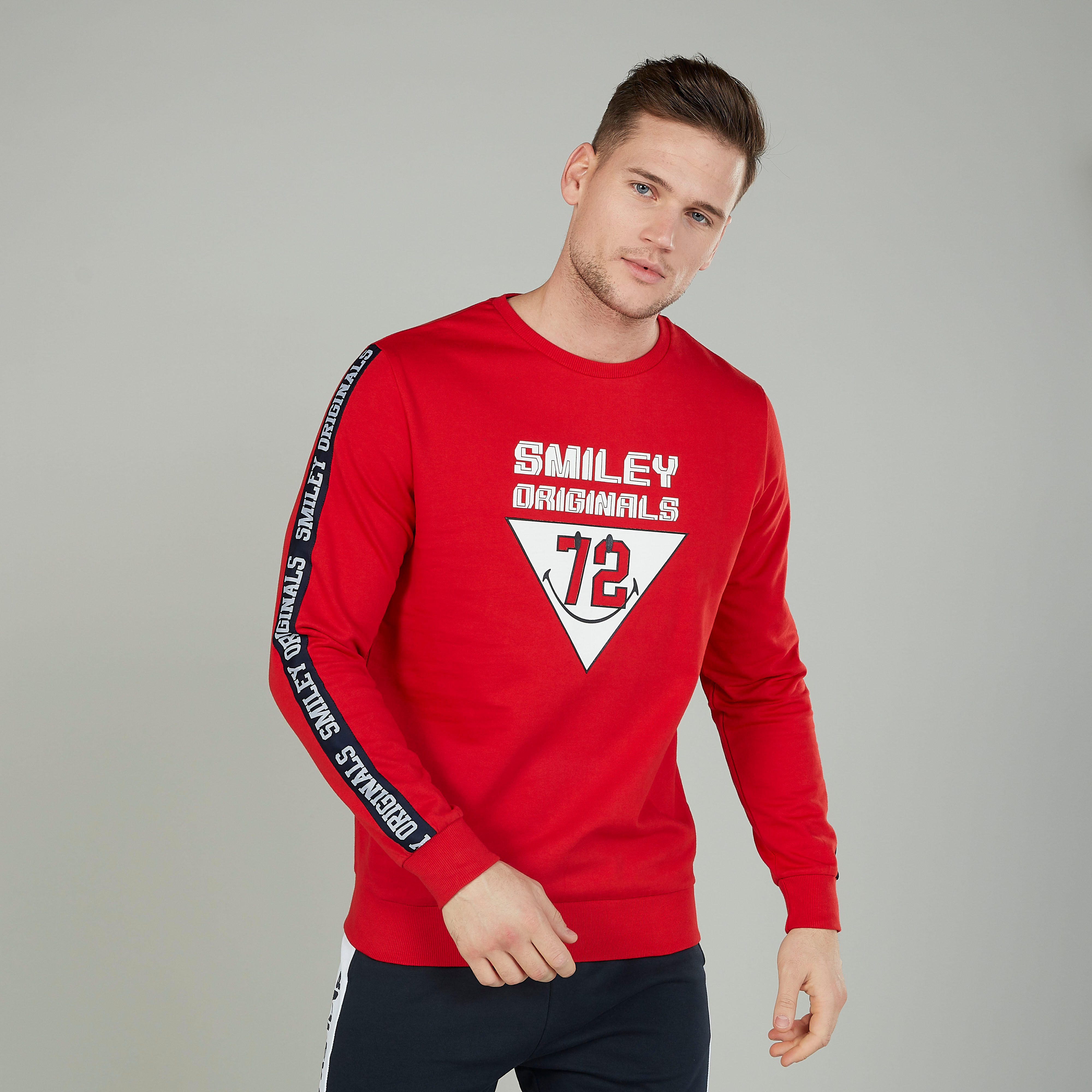 سويت شيرت بأكمام طويلة وياقة مستديرة وطبعات سمايلي وورلد-men-winterwear-hoodiesandsweatshirts-image-1