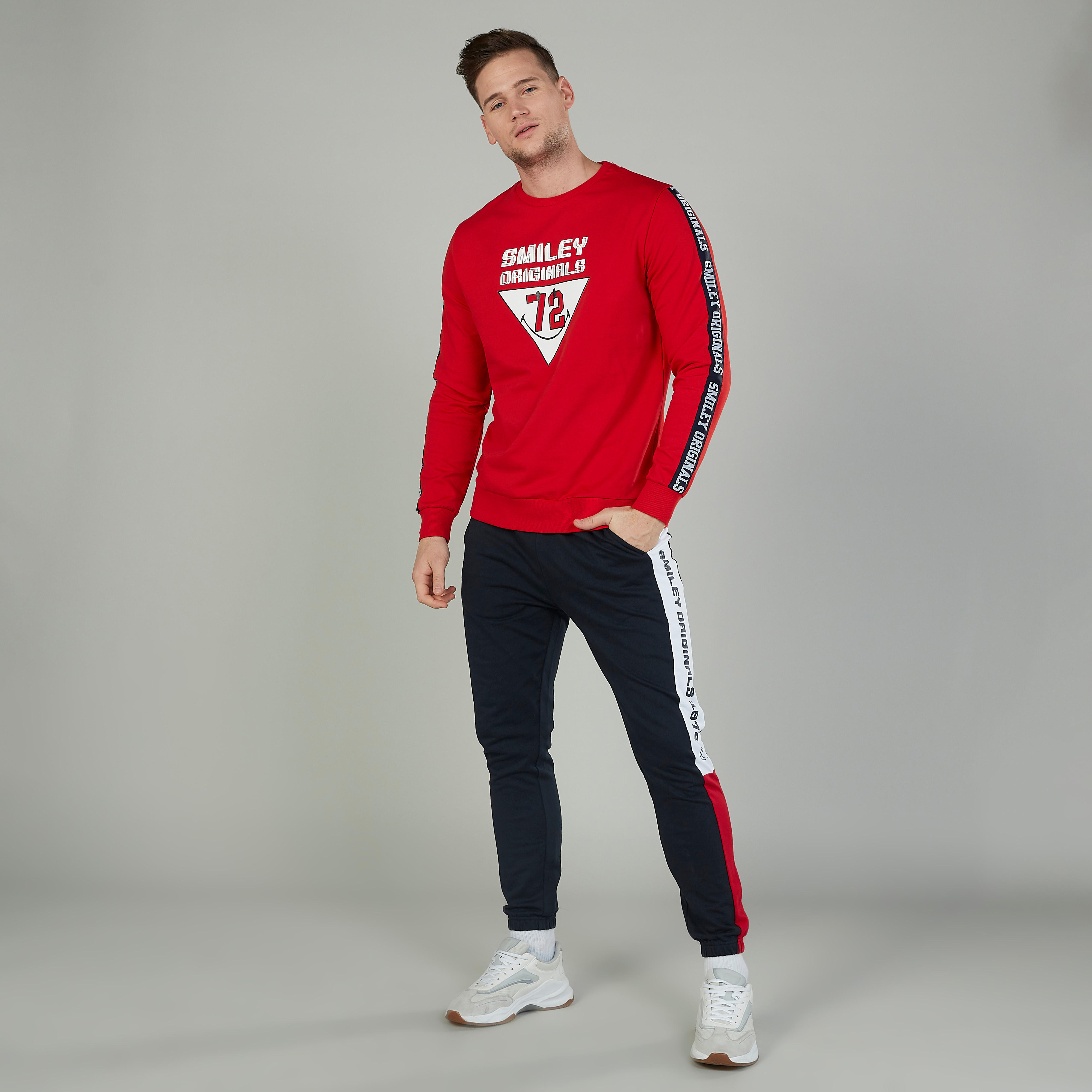 سويت شيرت بأكمام طويلة وياقة مستديرة وطبعات سمايلي وورلد-men-winterwear-hoodiesandsweatshirts-image-2