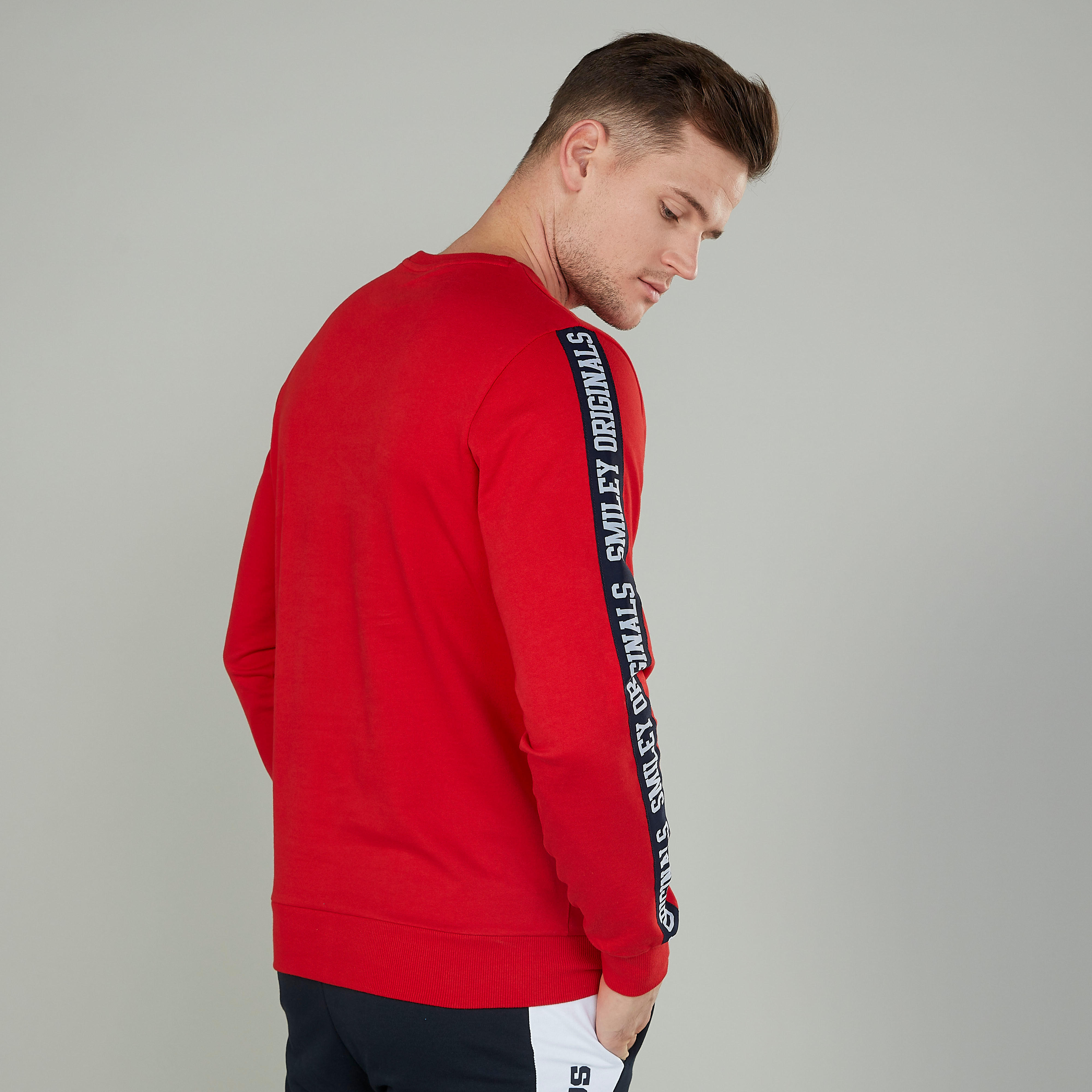 سويت شيرت بأكمام طويلة وياقة مستديرة وطبعات سمايلي وورلد-men-winterwear-hoodiesandsweatshirts-image-4