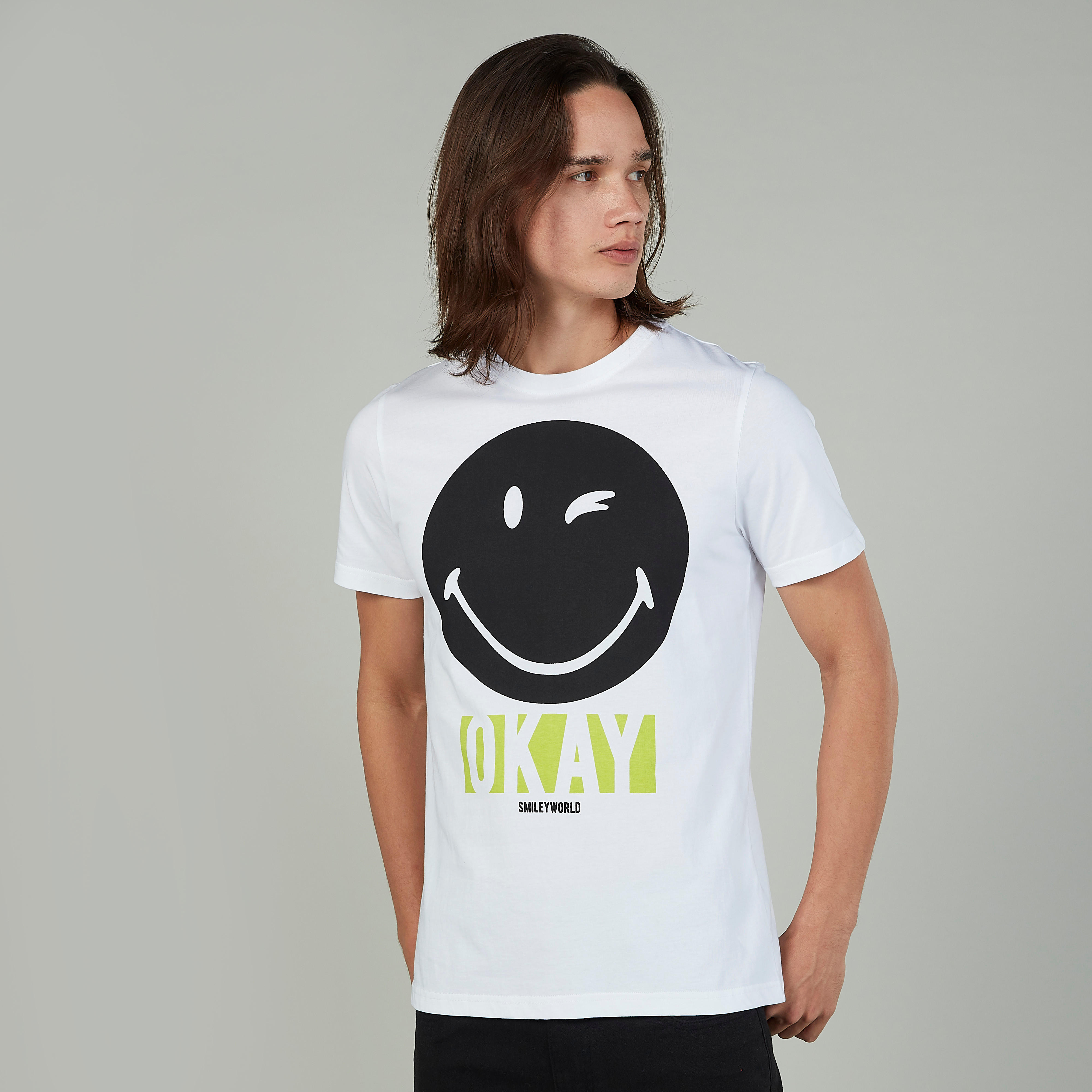 تيشيرت بياقة ضيّقة وأكمام قصيرة وطبعات سمايلي وورلد-men-clothing-tshirtsandpolos-tshirts-image-1