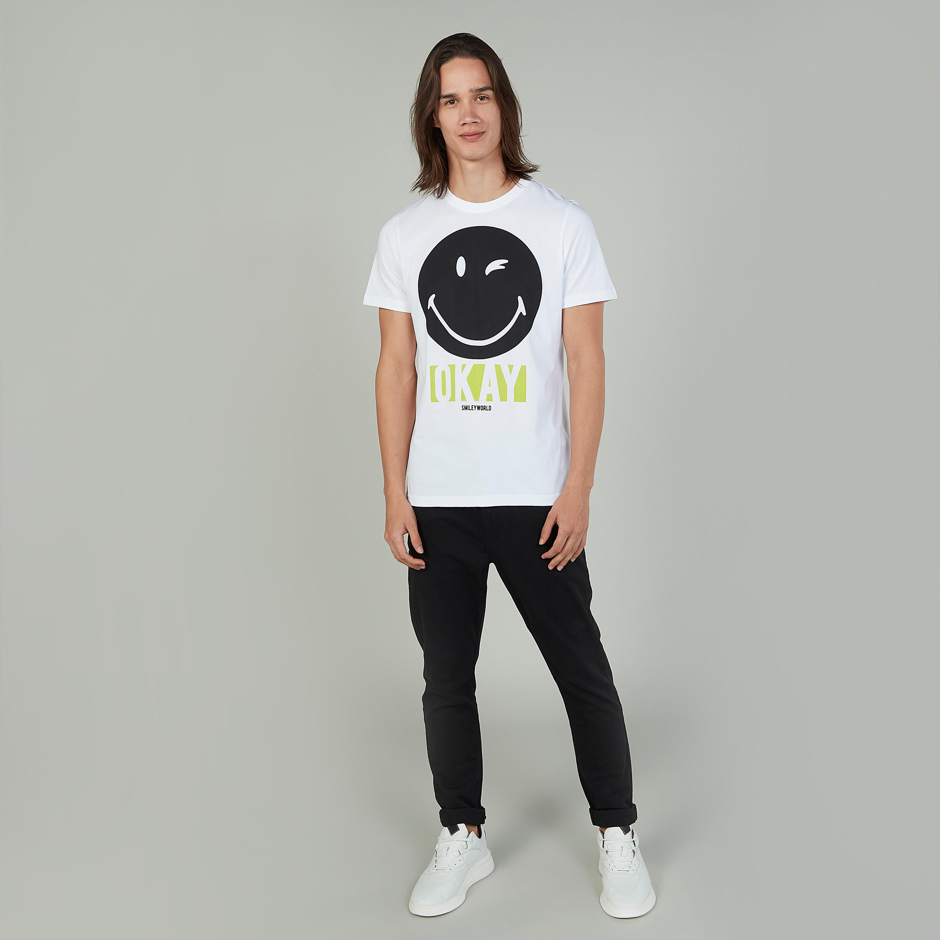 تيشيرت بياقة ضيّقة وأكمام قصيرة وطبعات سمايلي وورلد-men-clothing-tshirtsandpolos-tshirts-image-2
