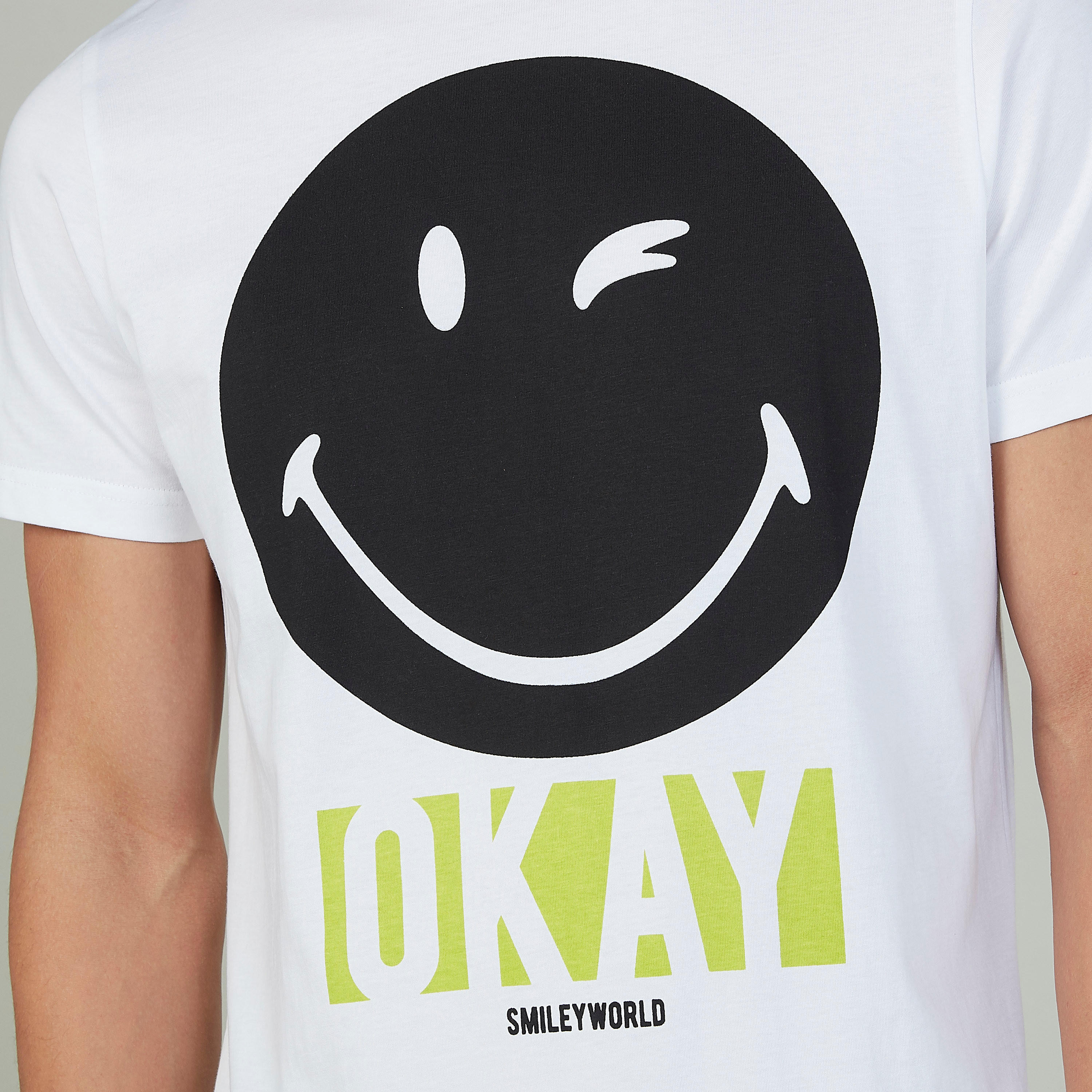 تيشيرت بياقة ضيّقة وأكمام قصيرة وطبعات سمايلي وورلد-men-clothing-tshirtsandpolos-tshirts-image-3