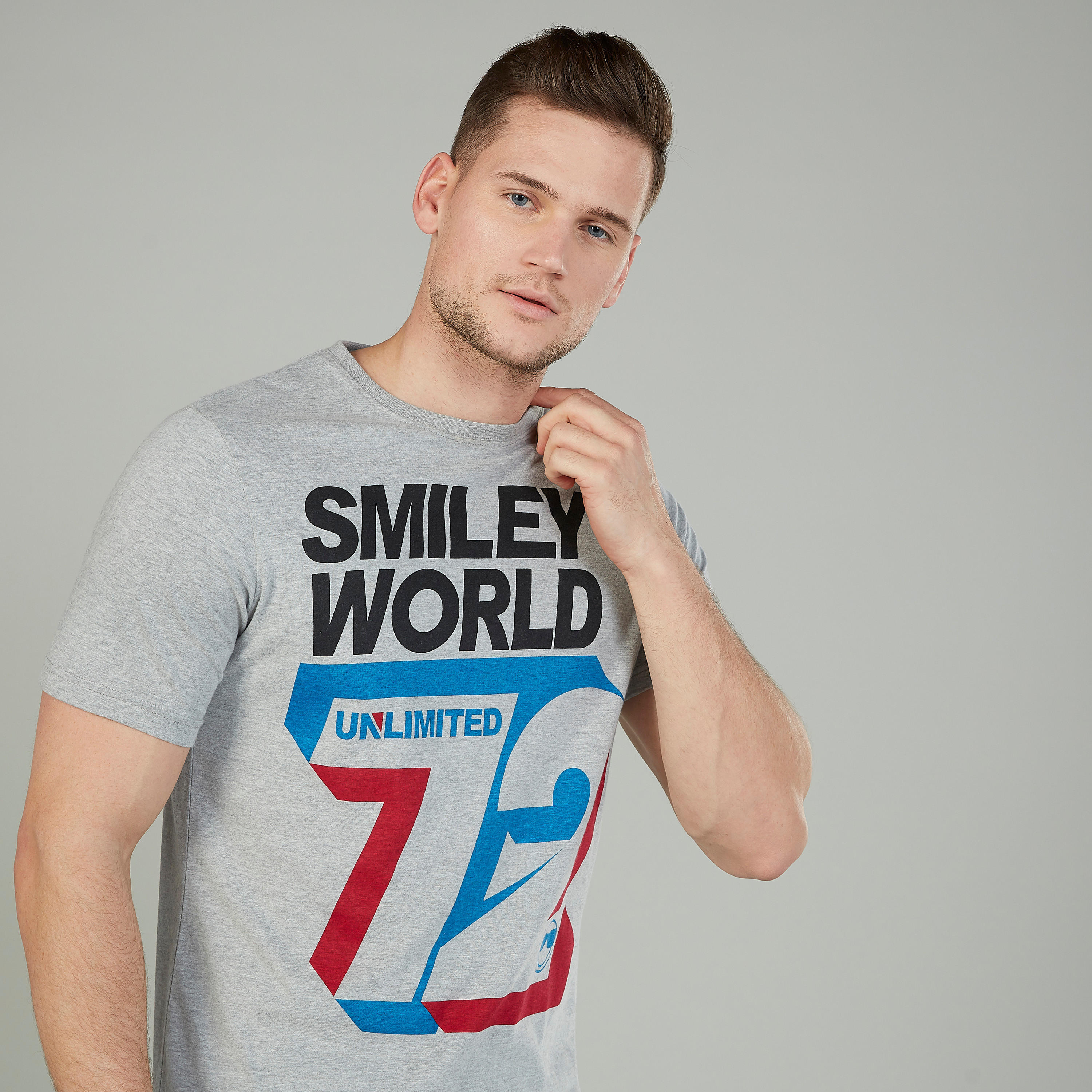 تيشيرت بياقة ضيّقة وأكمام قصيرة وطبعات سمايلي وورلد-men-clothing-tshirtsandpolos-tshirts-image-3