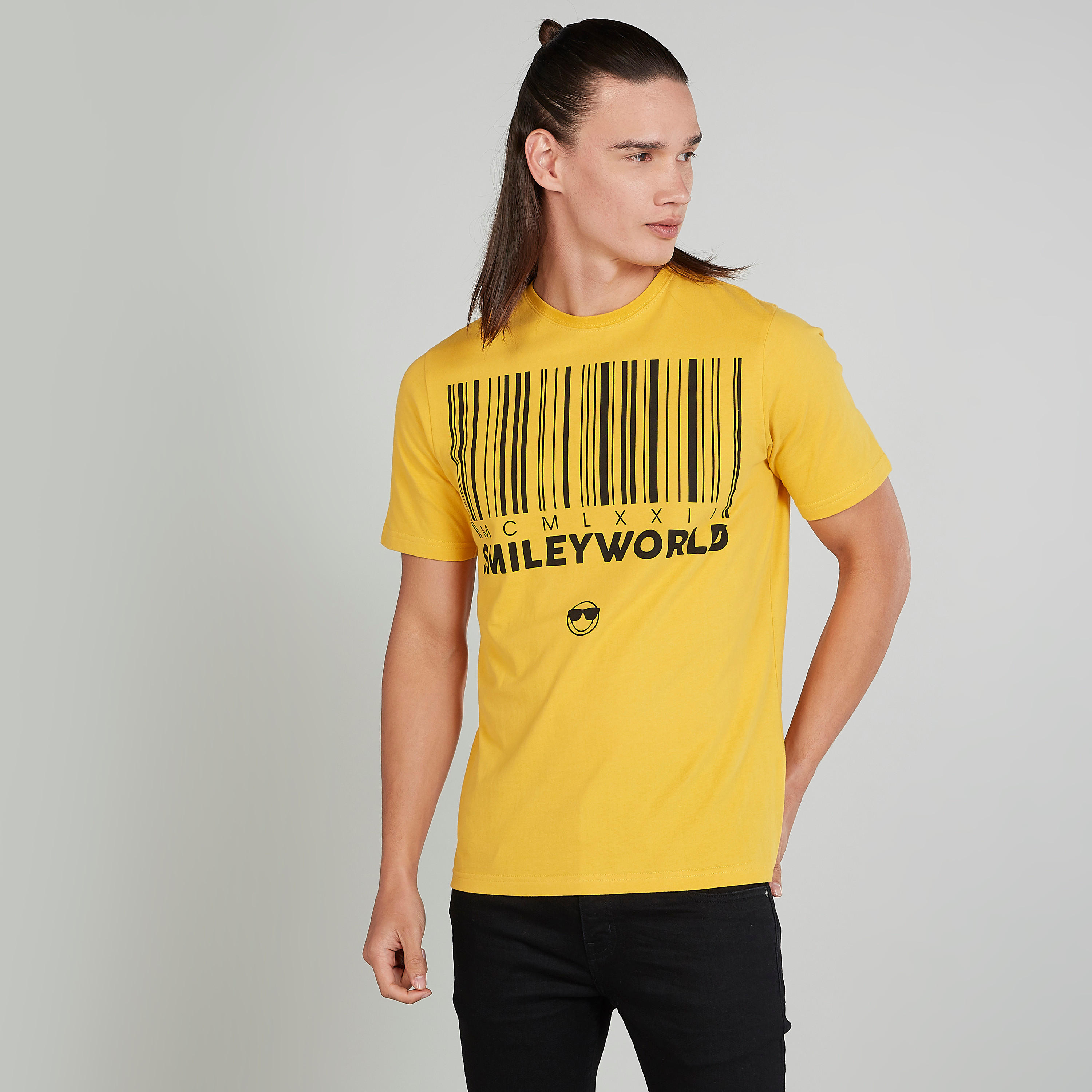 تيشيرت بياقة ضيّقة وأكمام قصيرة وطبعات سمايلي وورلد-men-clothing-tshirtsandpolos-tshirts-image-1