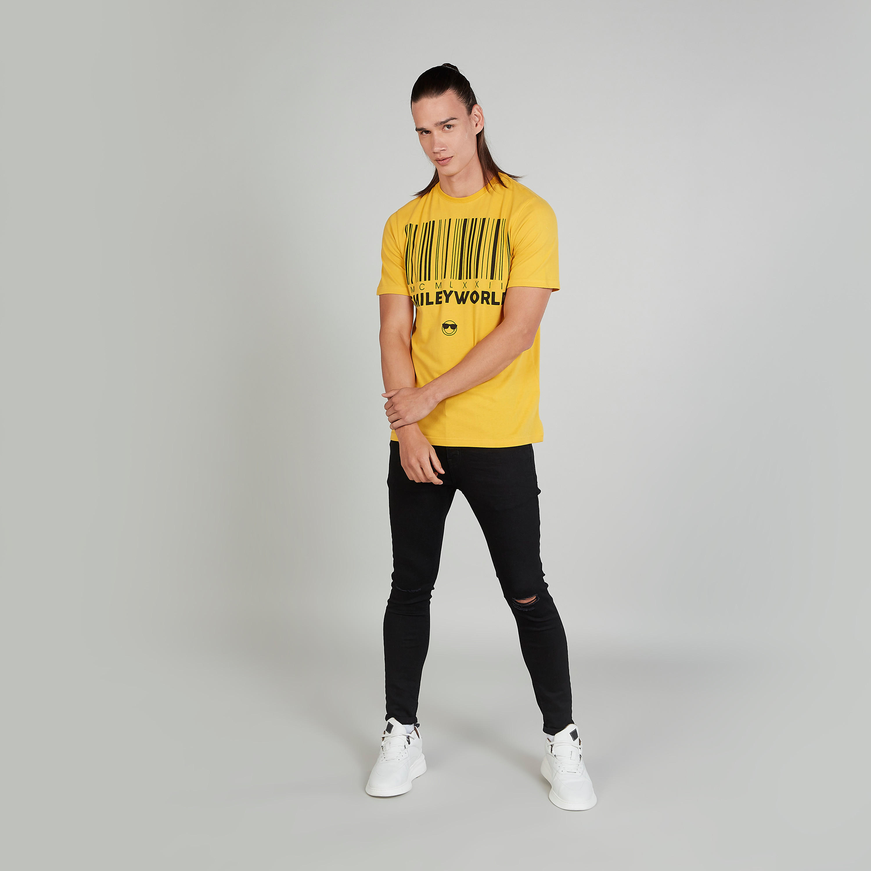 تيشيرت بياقة ضيّقة وأكمام قصيرة وطبعات سمايلي وورلد-men-clothing-tshirtsandpolos-tshirts-image-2