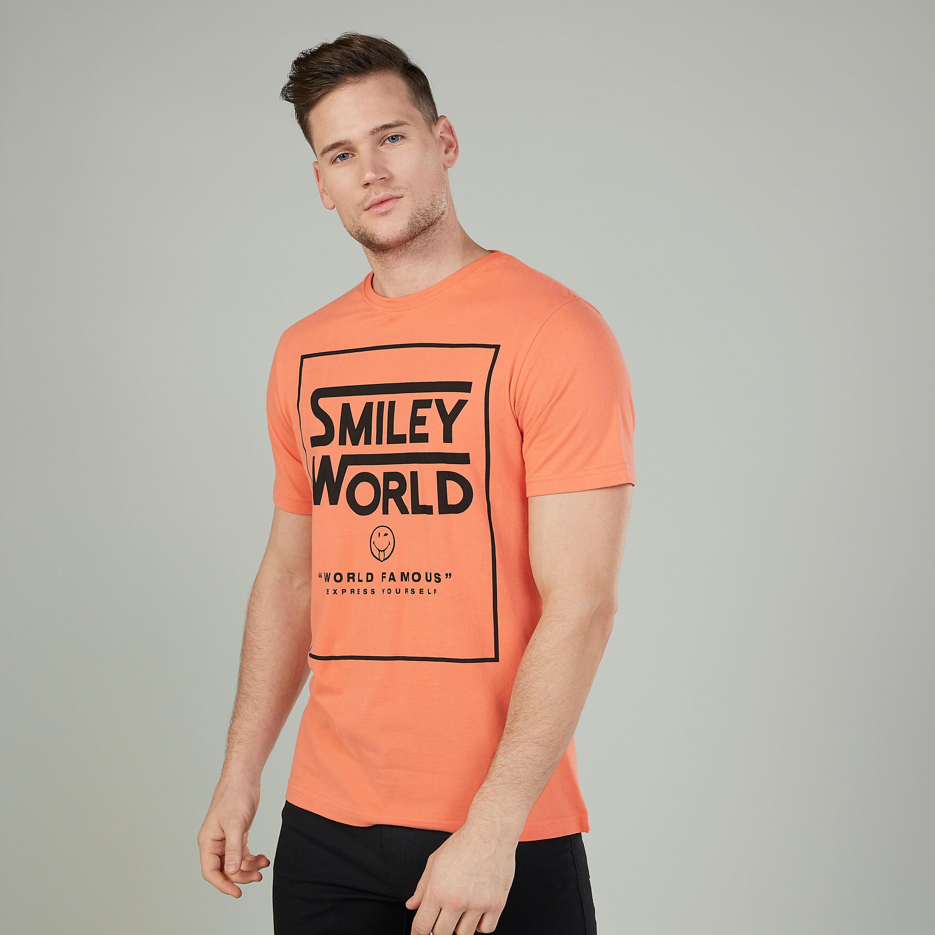 تيشيرت بياقة ضيّقة وأكمام قصيرة وطبعات سمايلي وورلد-men-clothing-tshirtsandpolos-tshirts-image-1
