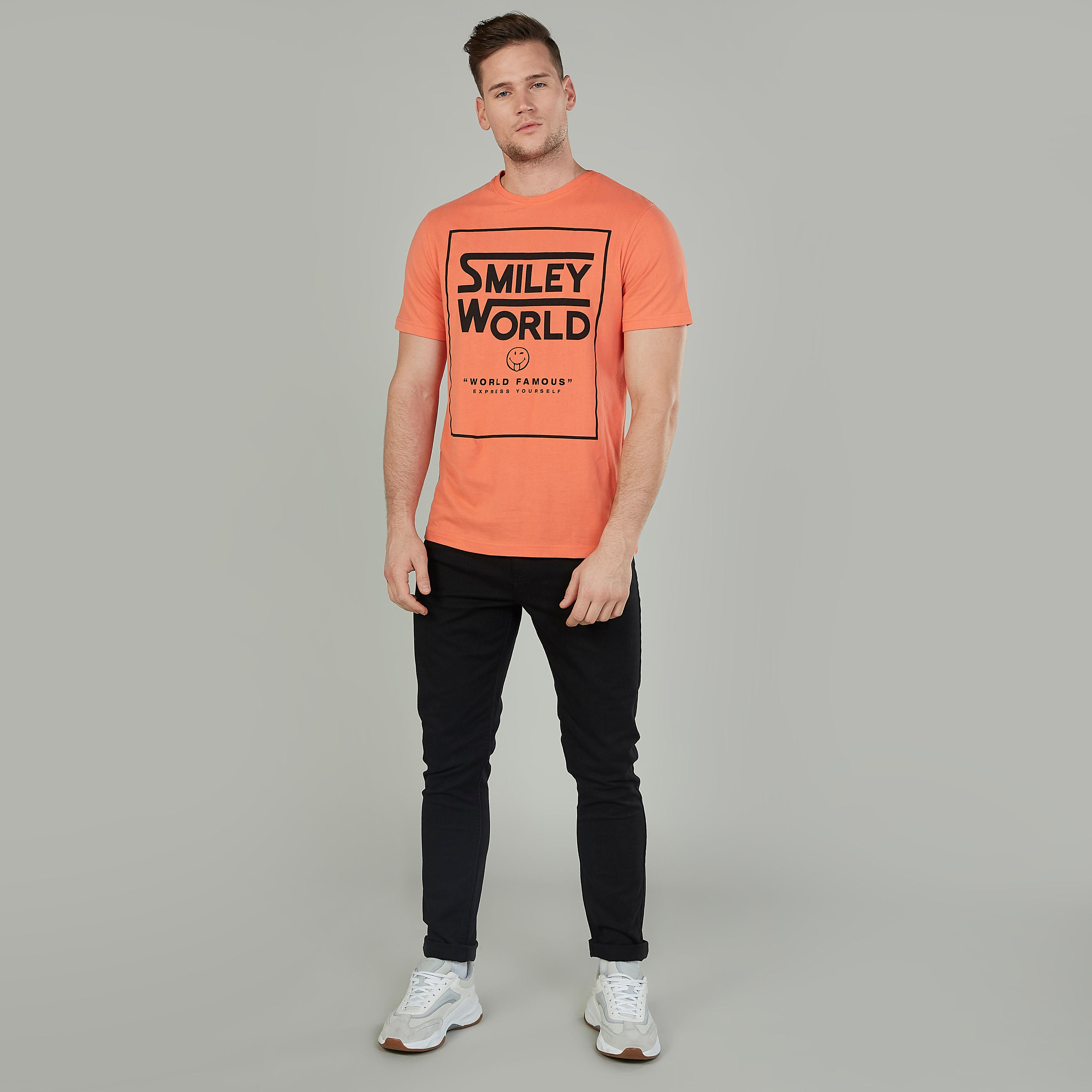 تيشيرت بياقة ضيّقة وأكمام قصيرة وطبعات سمايلي وورلد-men-clothing-tshirtsandpolos-tshirts-image-2
