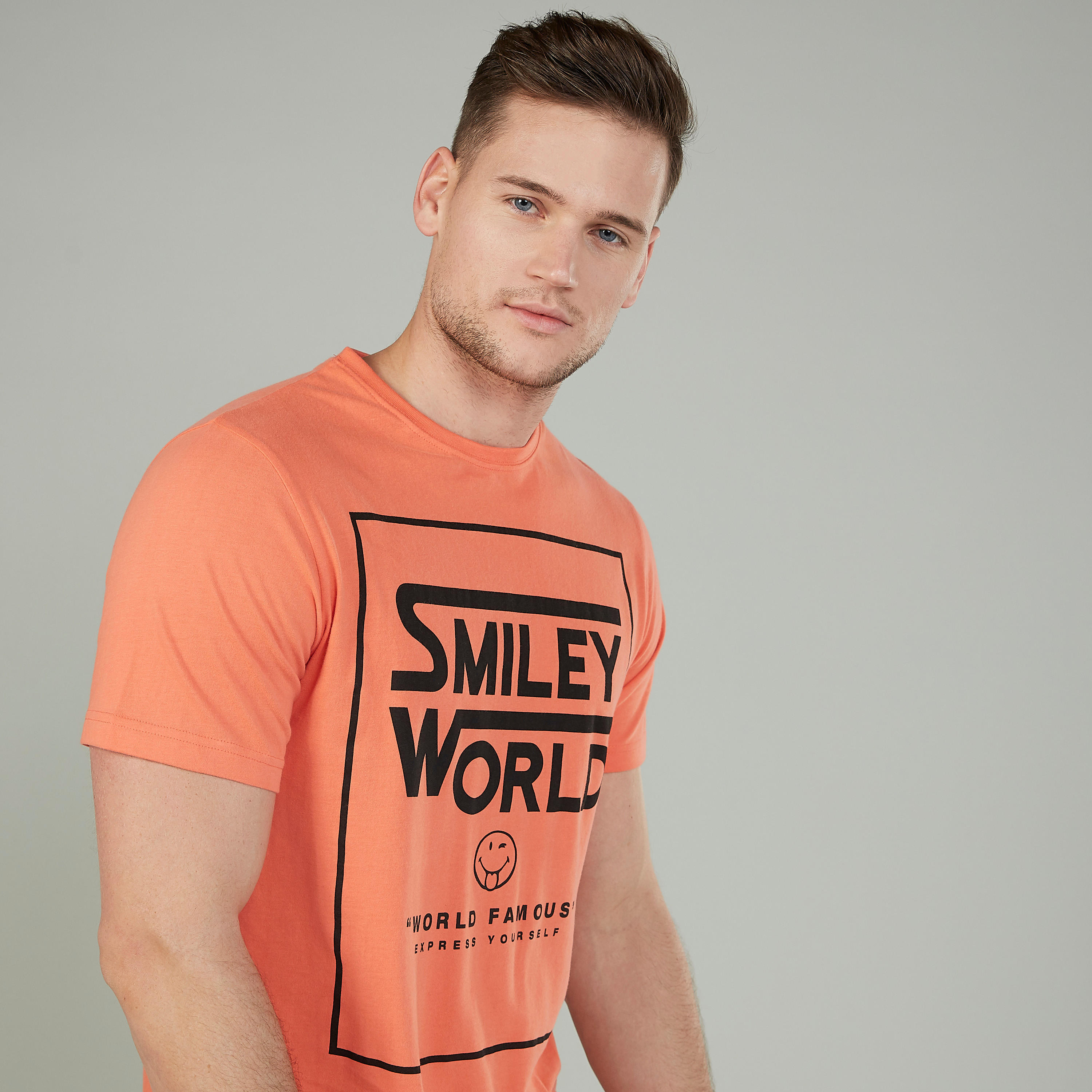 تيشيرت بياقة ضيّقة وأكمام قصيرة وطبعات سمايلي وورلد-men-clothing-tshirtsandpolos-tshirts-image-3