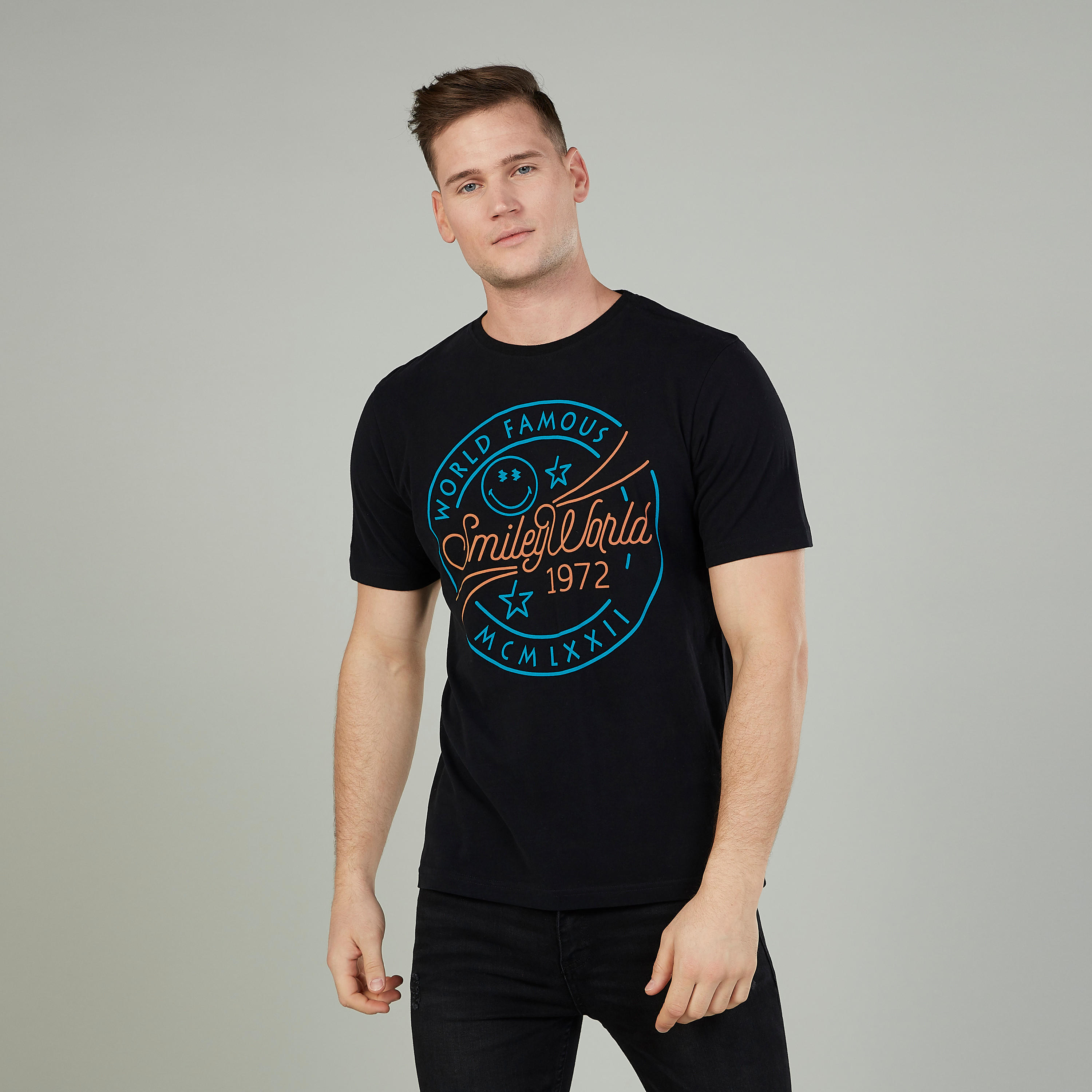 تيشيرت بياقة ضيّقة وأكمام قصيرة وطبعات سمايلي وورلد-men-clothing-tshirtsandpolos-tshirts-image-5