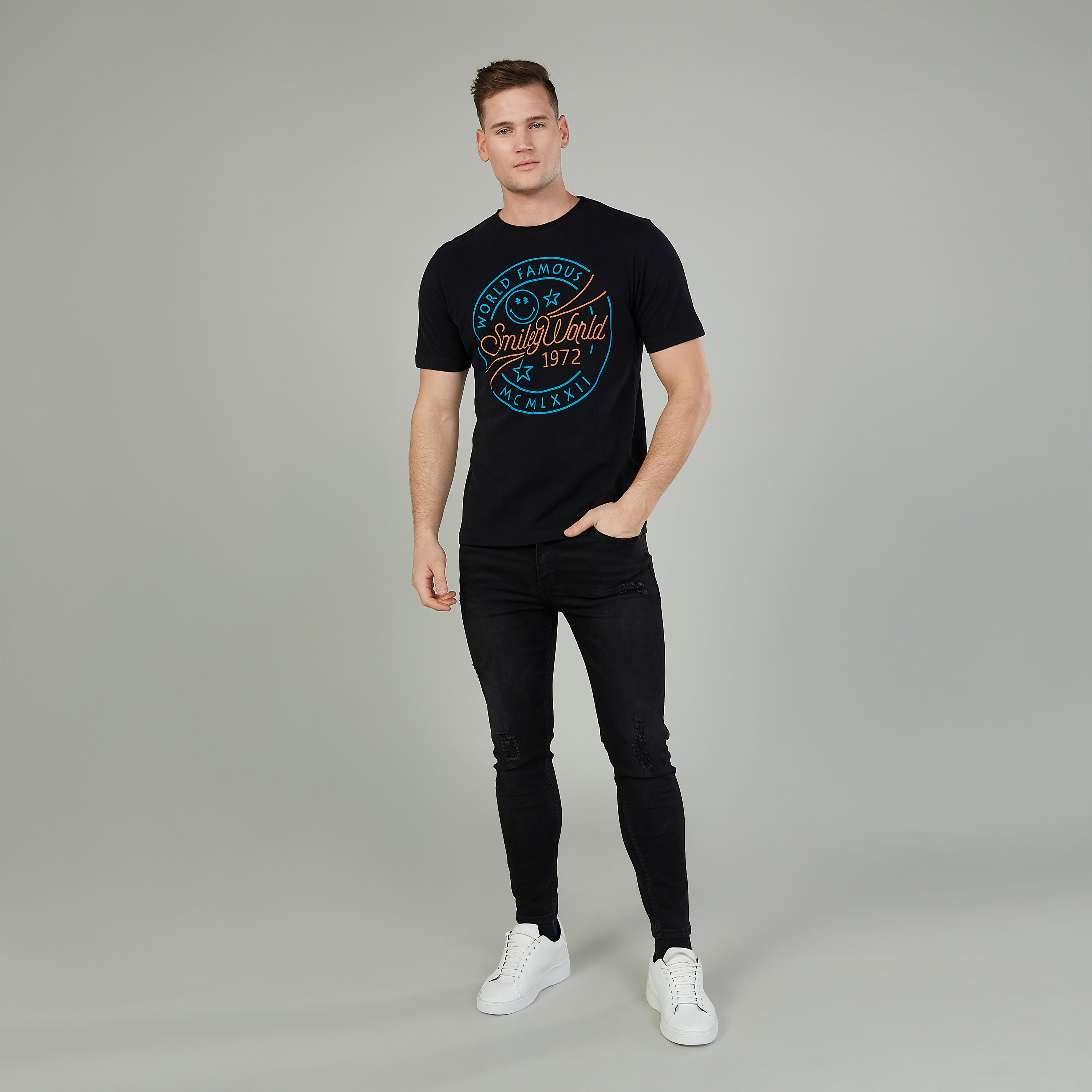 تيشيرت بياقة ضيّقة وأكمام قصيرة وطبعات سمايلي وورلد-men-clothing-tshirtsandpolos-tshirts-image-4