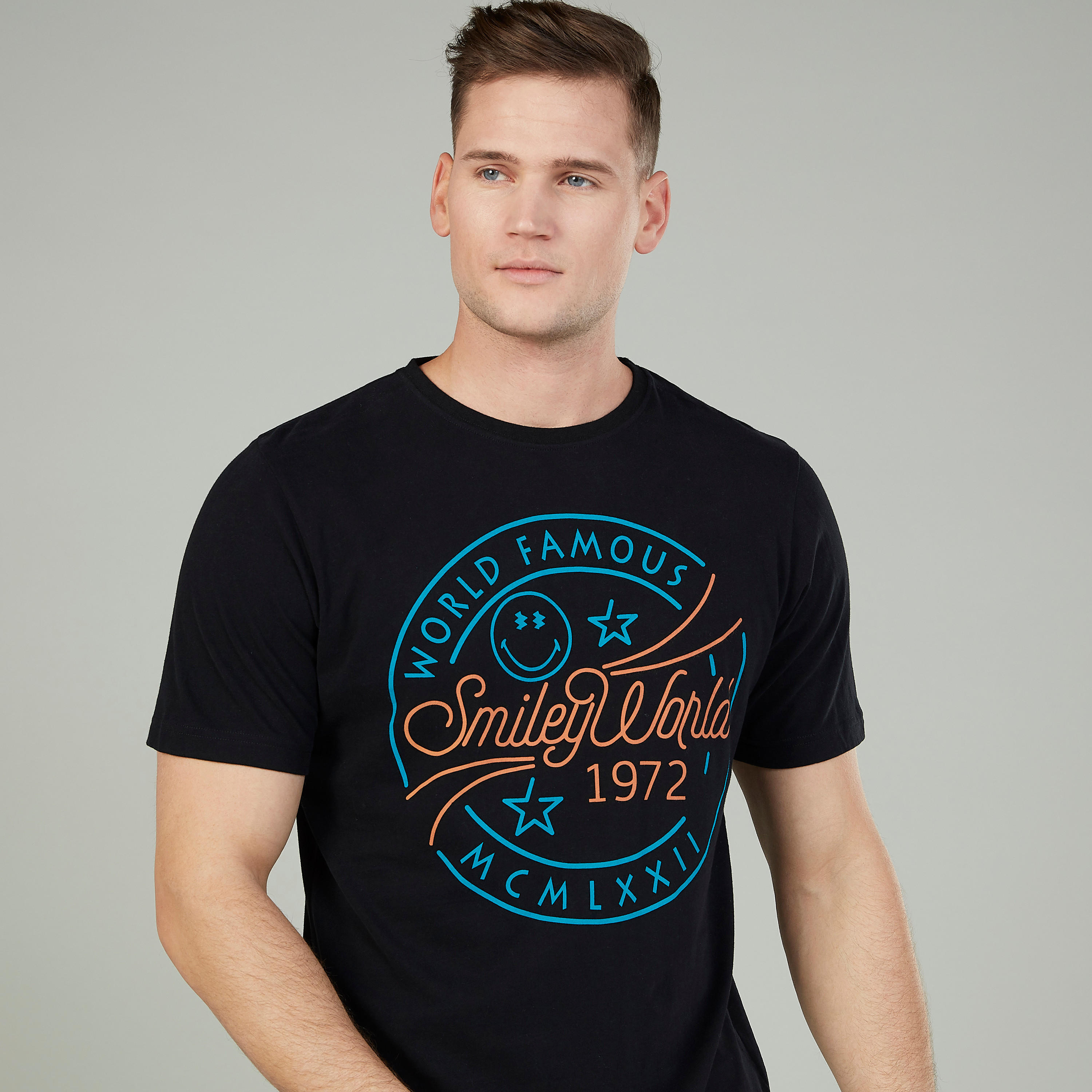 تيشيرت بياقة ضيّقة وأكمام قصيرة وطبعات سمايلي وورلد-men-clothing-tshirtsandpolos-tshirts-image-3