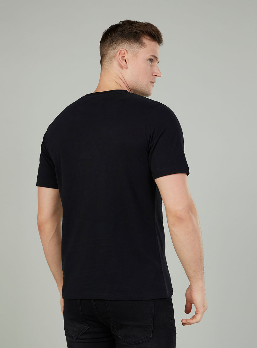 تيشيرت بياقة ضيّقة وأكمام قصيرة وطبعات سمايلي وورلد-men-clothing-tshirtsandpolos-tshirts-image-2
